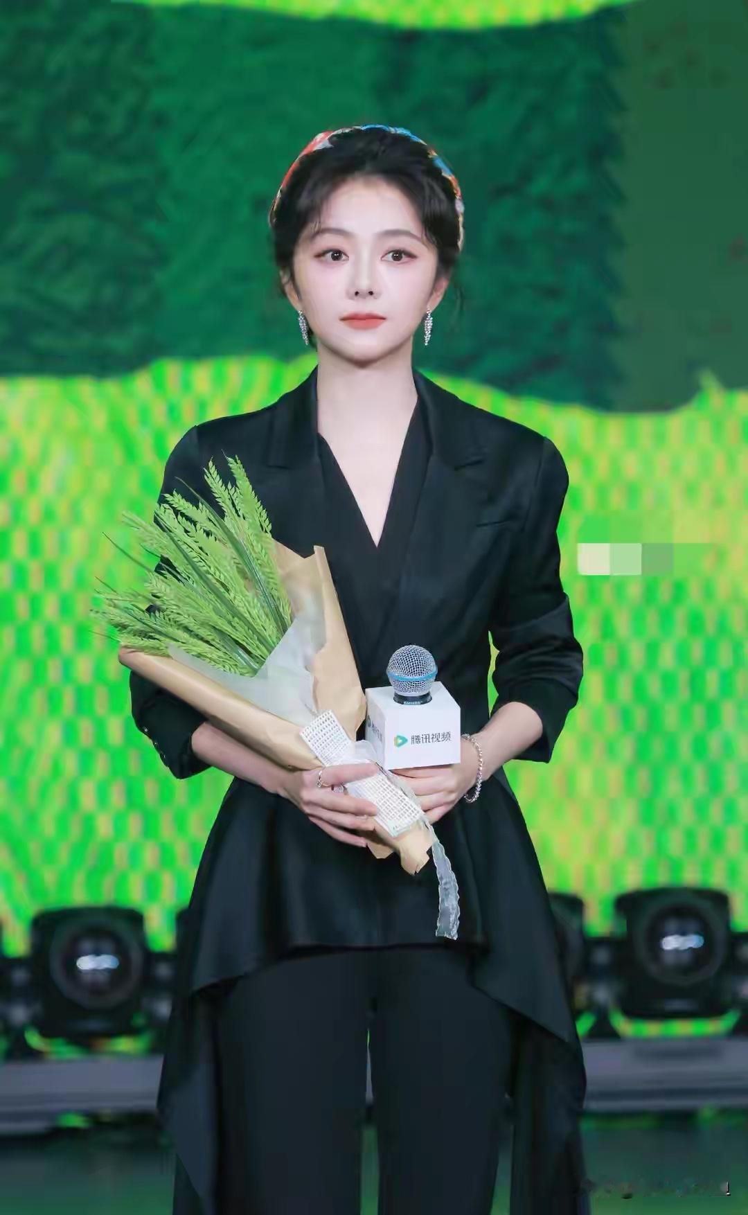 谭松韵出席腾讯视频年度发布活动，醋酸波浪燕尾西装 港风知性好美 
