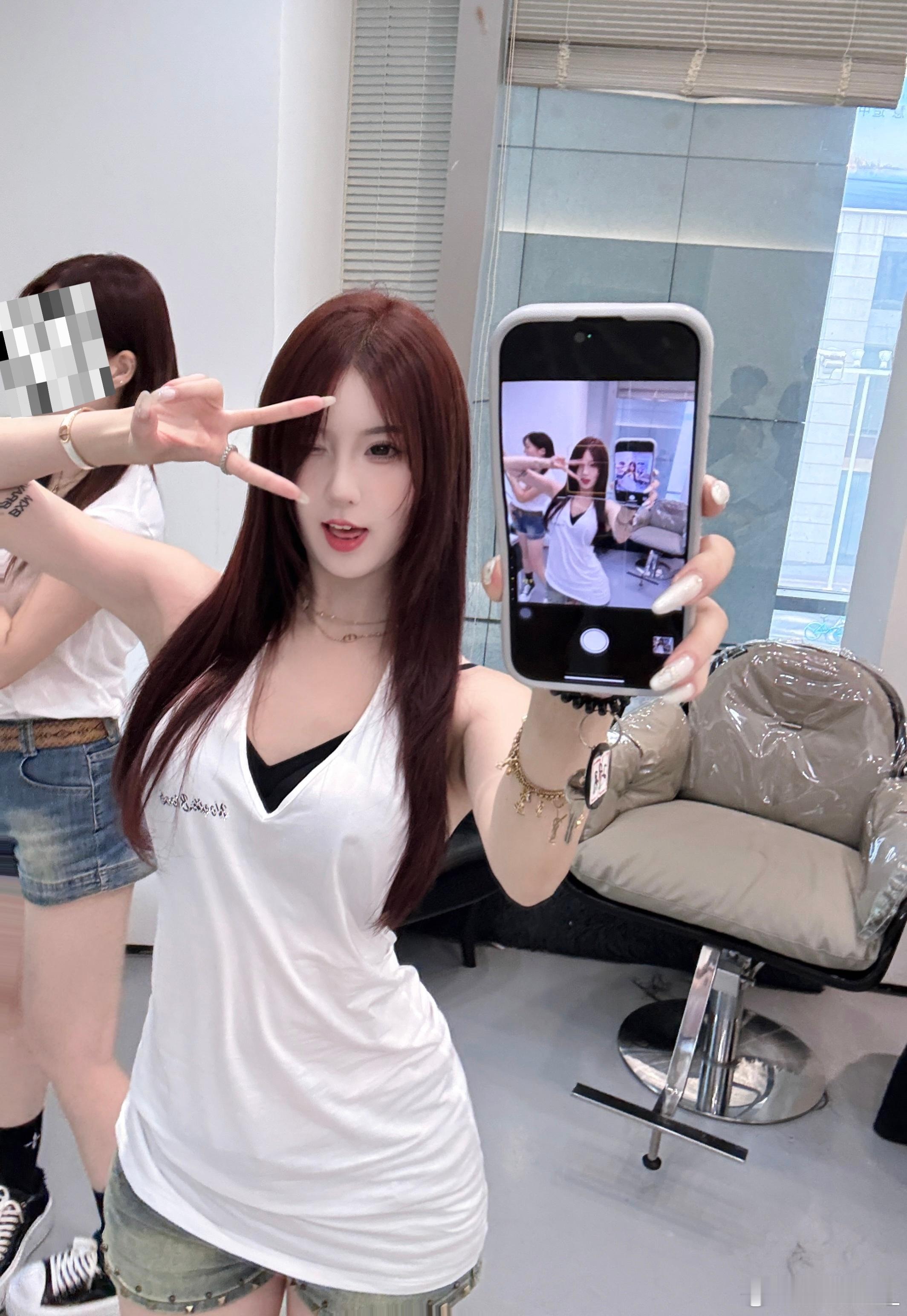 镜子：你好美女૮ ˃̵ ֊ ˂̵  ა带妹宝染头发啦💇🏻‍♀️三胞胎碧星梦染