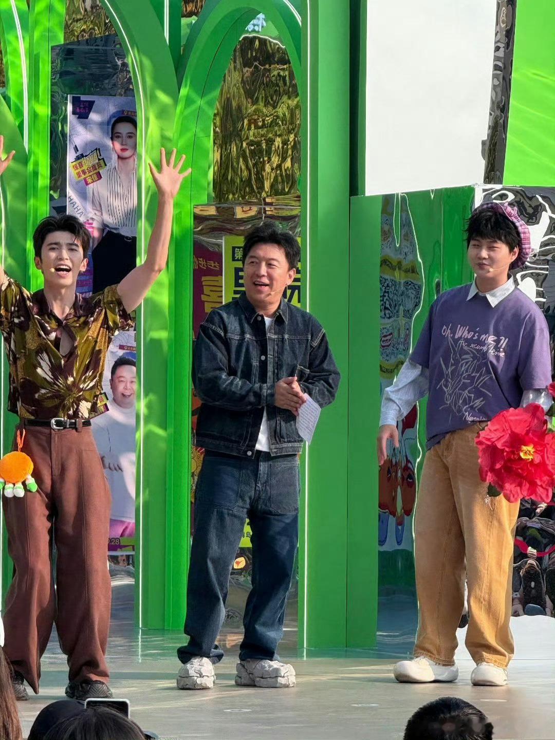 黄渤调侃黄晓明成黄博了  青岛两大男神同框名场面太欢乐！黄渤和黄晓明既是同乡又是