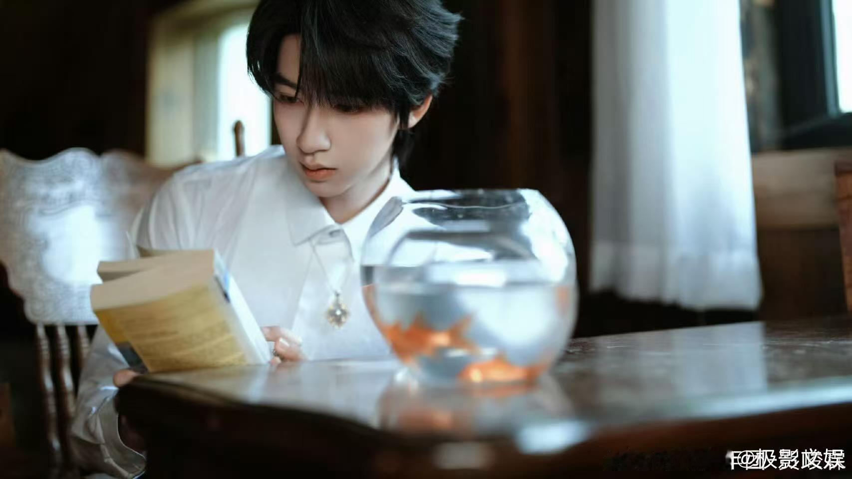 贺峻霖春天的滤镜贺峻霖金鱼写真贺峻霖春天的滤镜，好帅啊，真是不错 