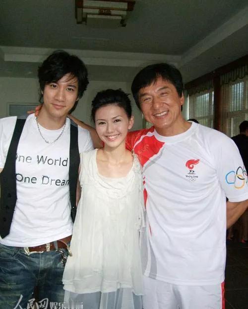 那年成龙还没老，王力宏也没闹离婚，孙燕姿名气还很大。他们的笑容是那么的甜，过往是