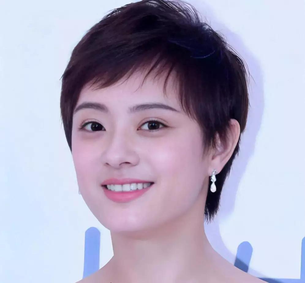 孙俪亲妹妹孙艳也是演员。她出演过不少作品，在《甄嬛传》里就有她的身影，当时她演的