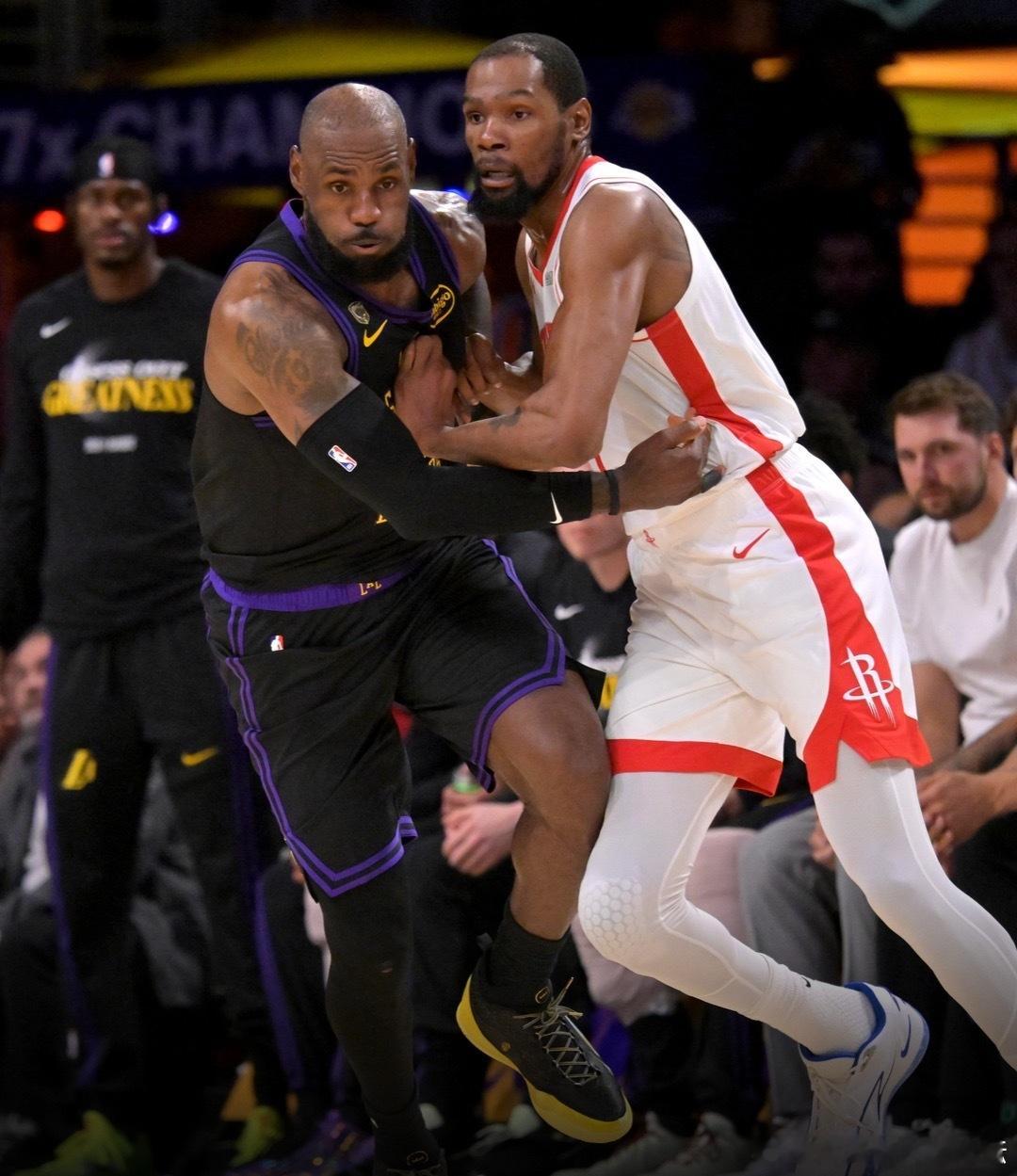 因左脚踝扭伤，明日对阵湖人的系列赛第三场比赛中，杜兰特被列为出战成疑。0-3火箭