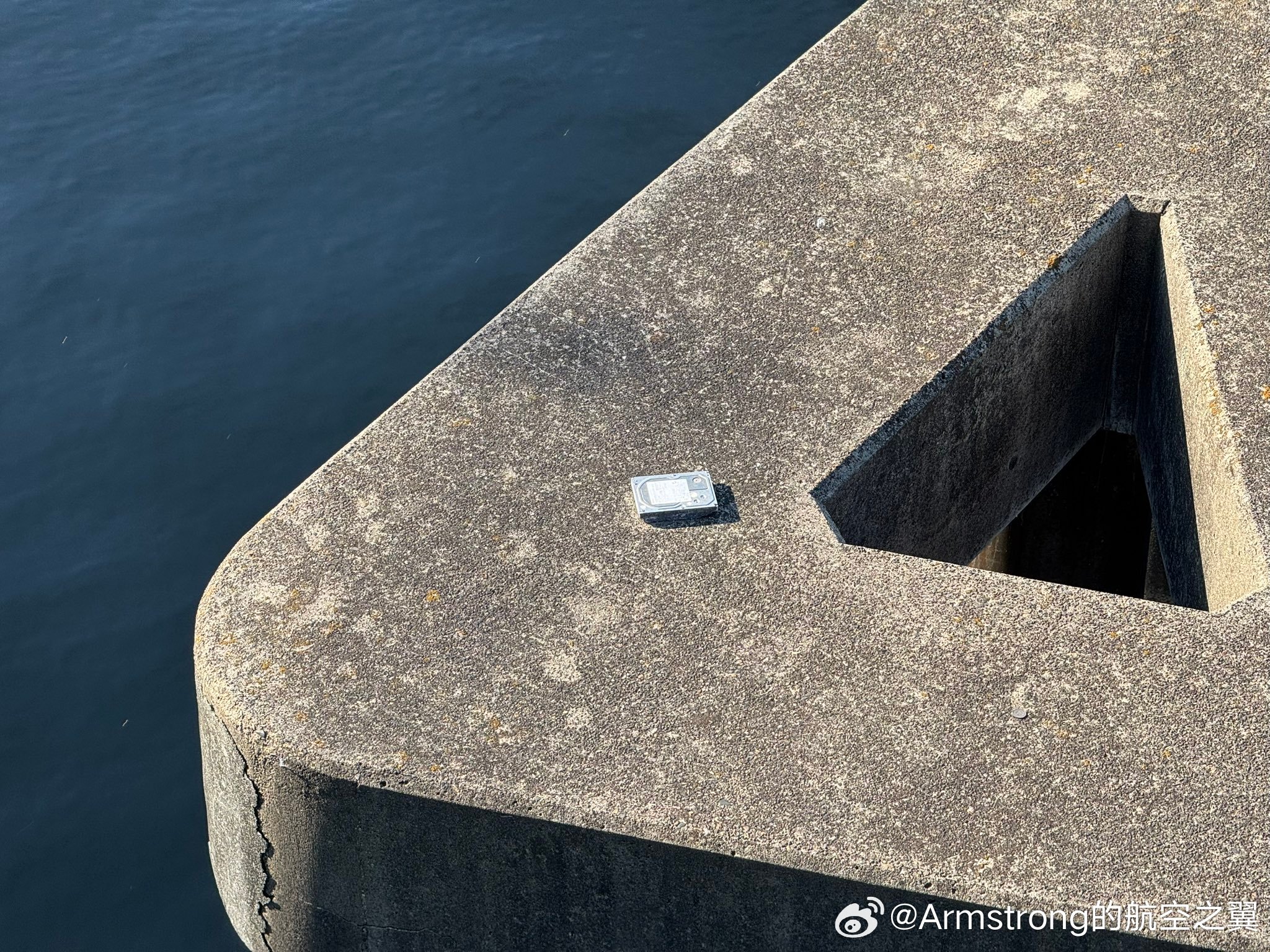 这块位于东京都品川区天王洲运河中的硬盘是一个著名的当地都市传说。这个孤零零放置在