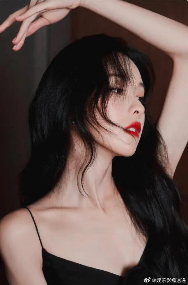 网上爆出的《等风热吻你》主演有两组，一组是杨洋陈都灵，另一组是龚俊宋祖儿 