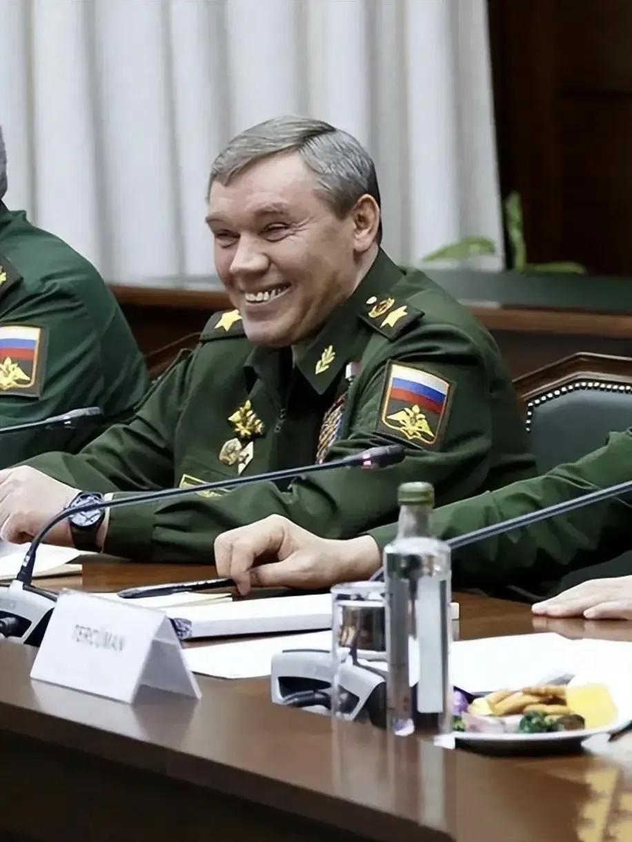 瓦格纳事件的续集又接上了！

俄罗斯总统跳过国防部，直接招见了二十多名将军，谈了