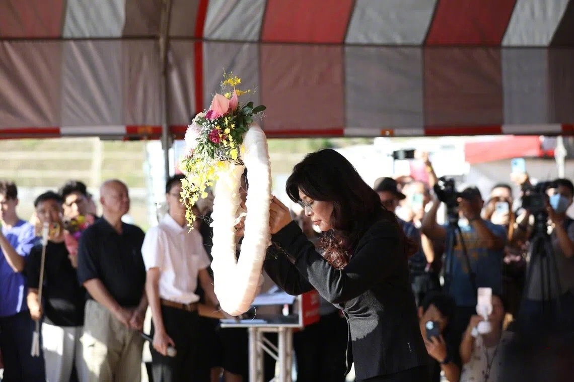 郑丽文周六去了马场町，参加“50年代白色恐怖秋祭慰灵大会”，这是一个非常大胆的行