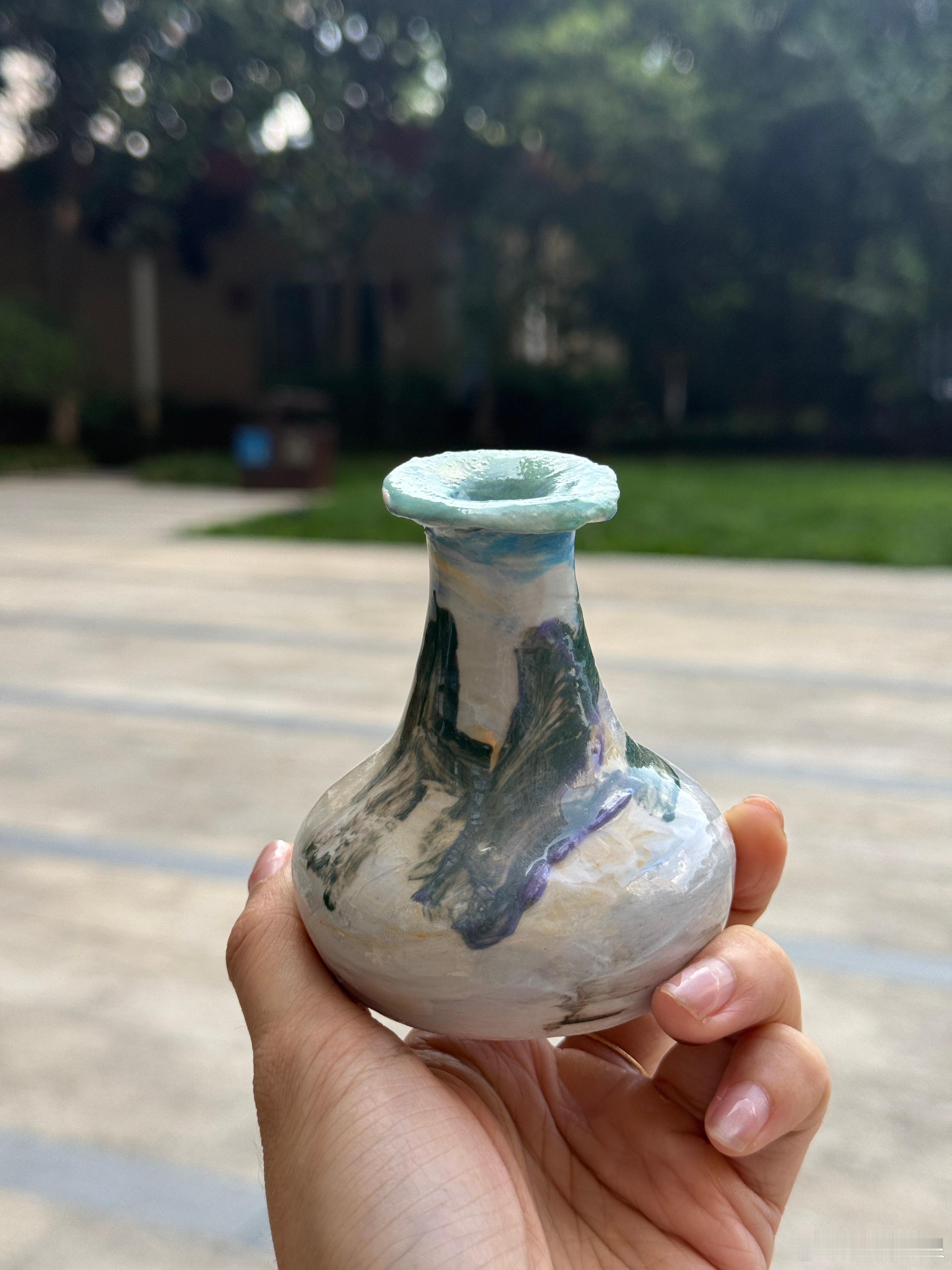 孩儿接回来了，去取一个月前他捏的陶器，别说随便抹抹的几笔烧出来还怪好看的，也是有