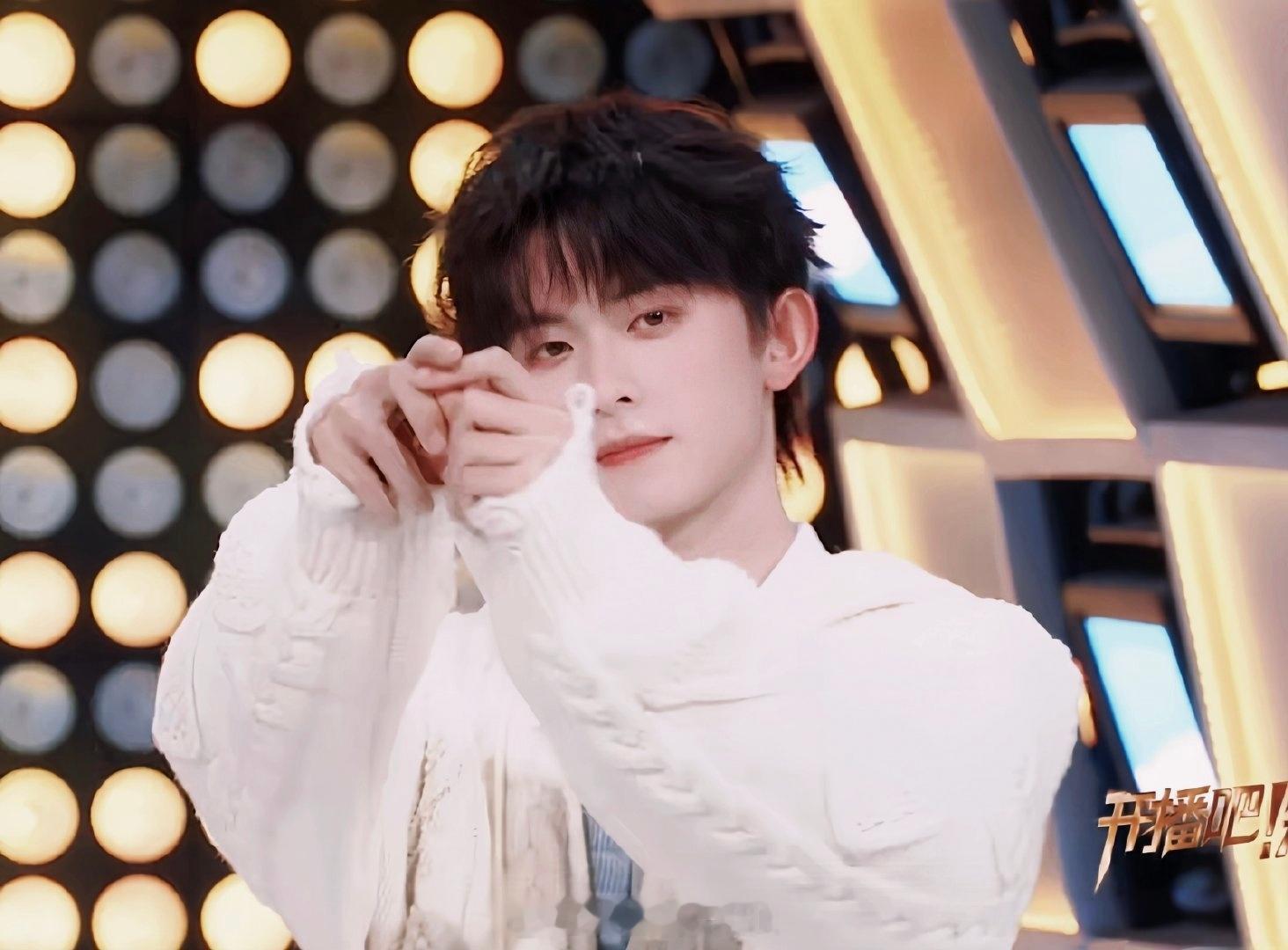 陈添祥﻿ ﻿ ctx安利陈添祥﻿ 镜头里的对视，哪怕是隔着屏幕 也能感觉到你的炽