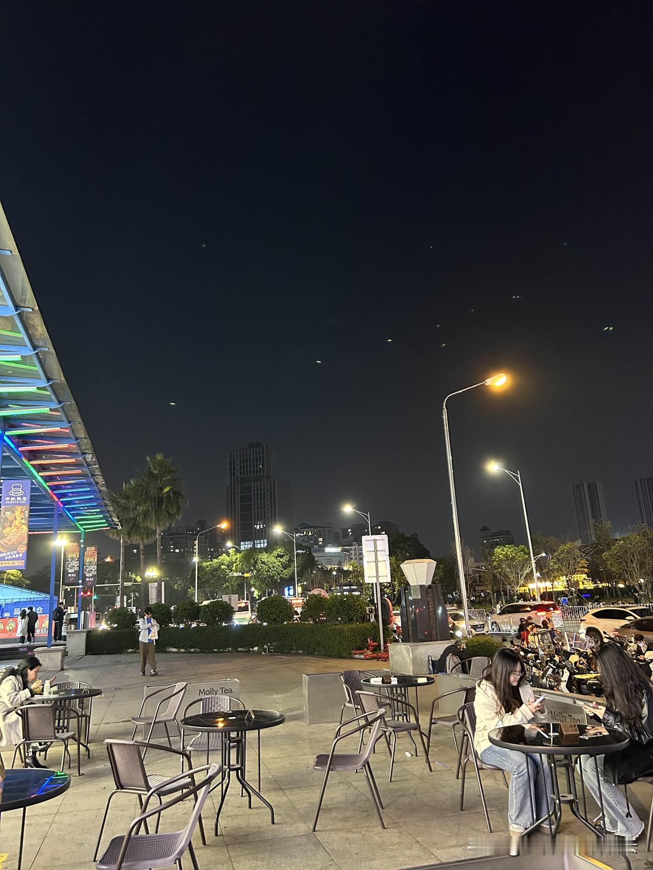 社会的包容性越来越强了吗？

在外面的公共场合活动，你可能会发现，

这个社会上