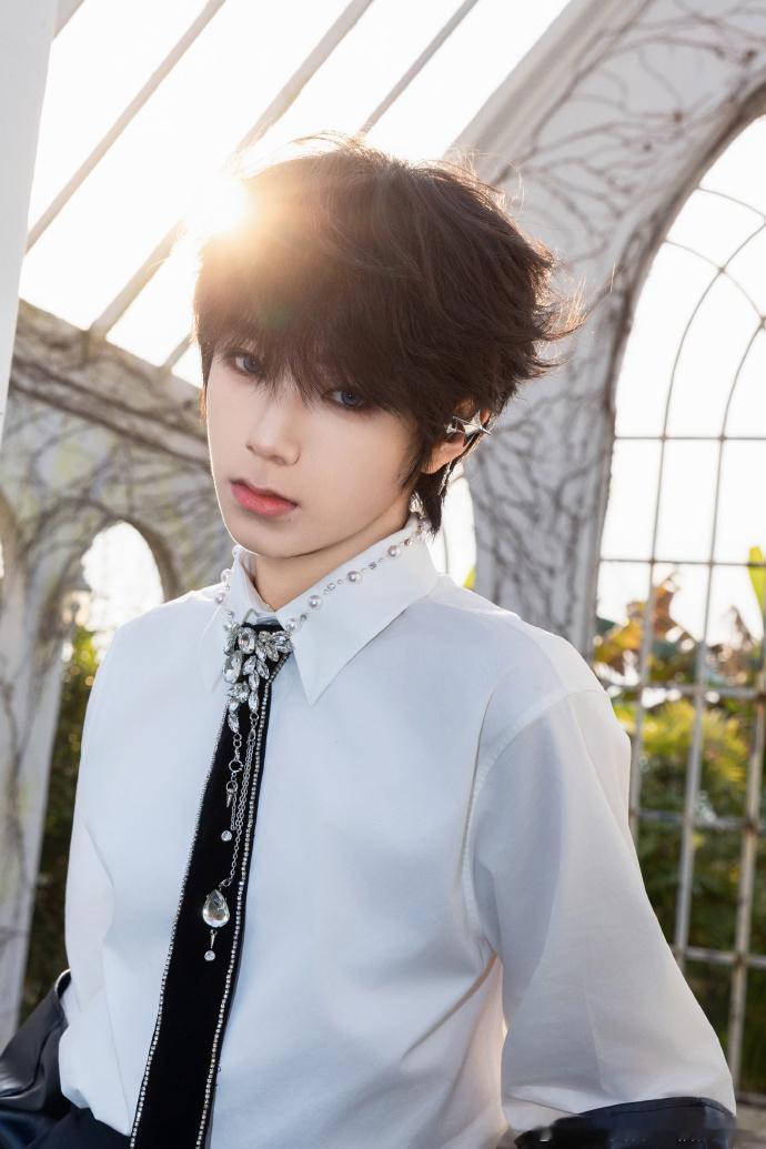 王橹杰 雷霆甩头 王橹杰自带上班流程！下车+雷霆甩头+大踏步进公司，丝滑小连招一