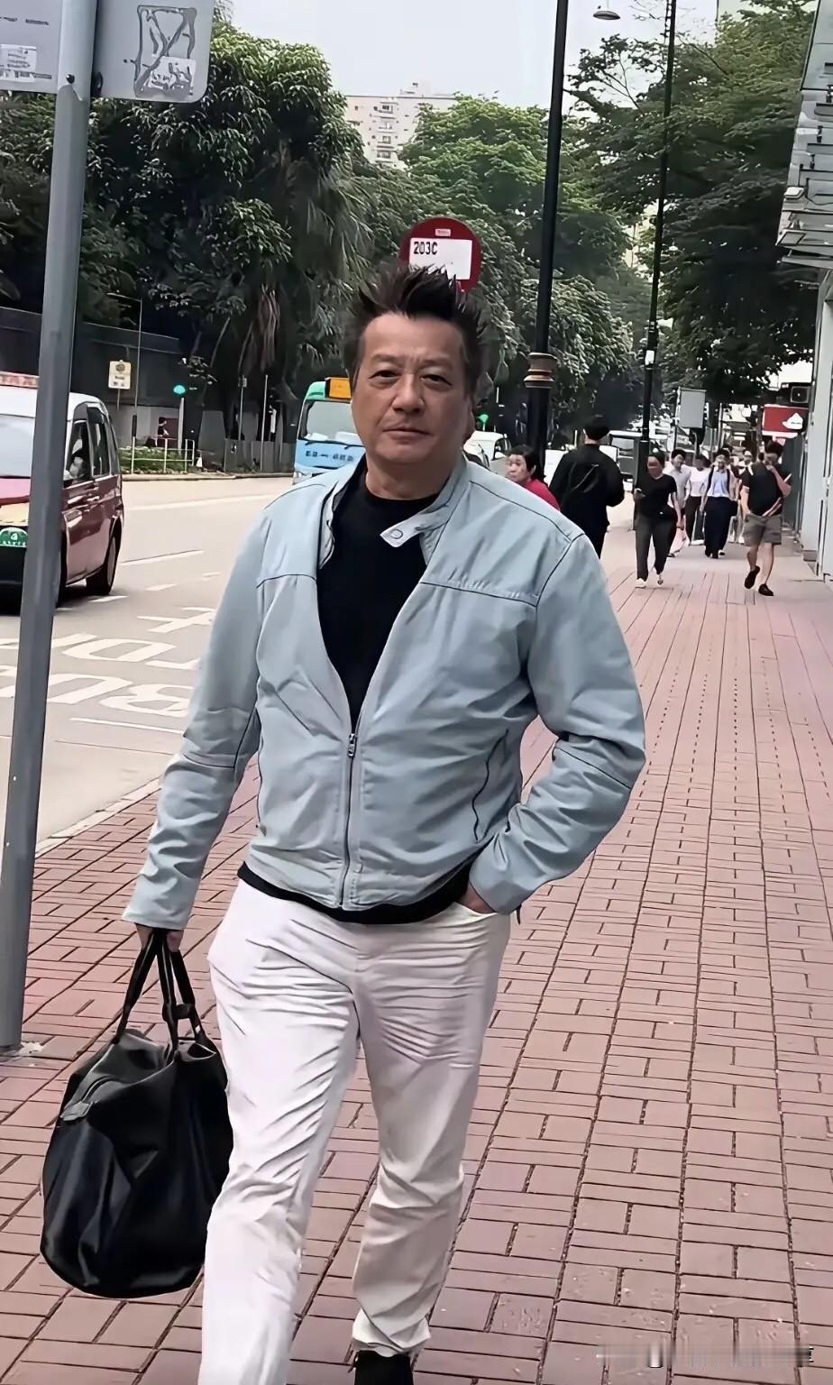 香港的男明星特别的接地气，他们不做作，低调出行，就像照片中的这个男演员他的年龄不