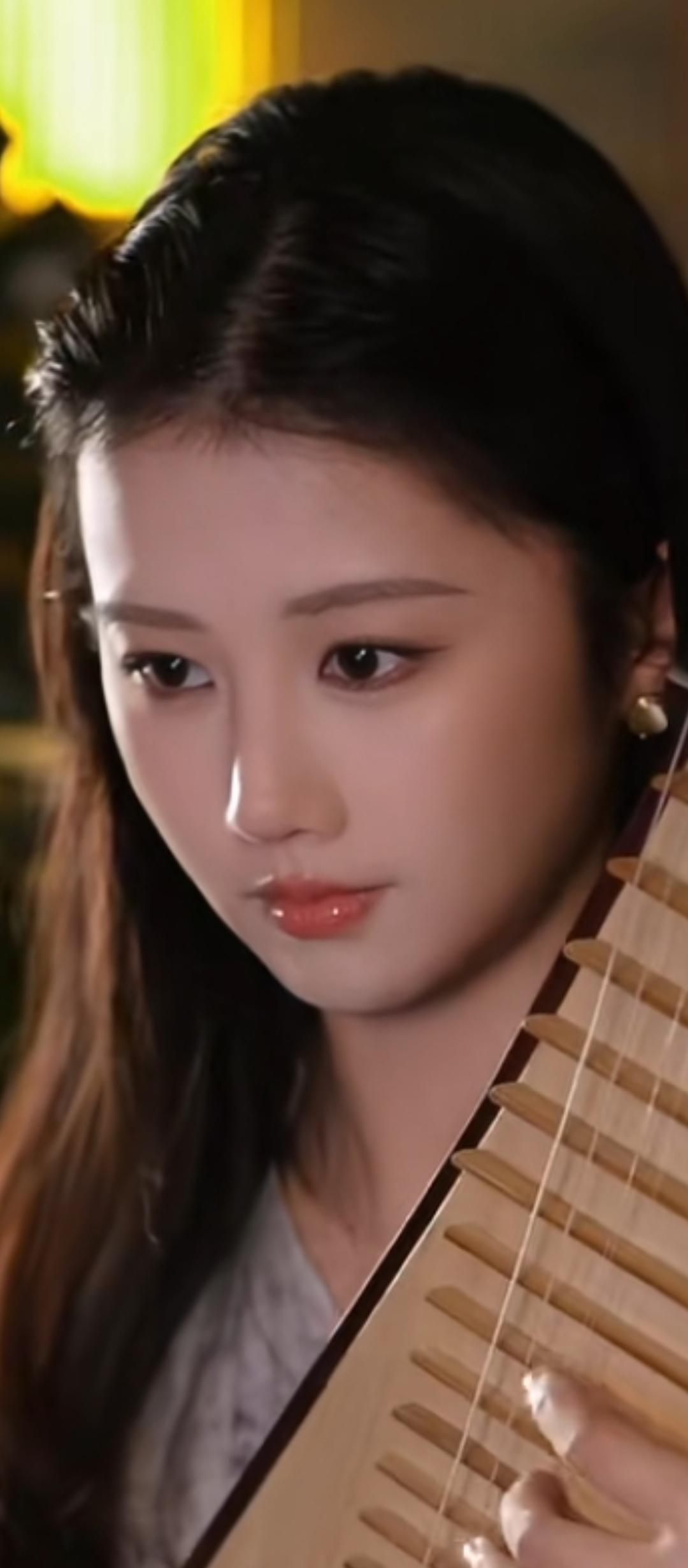 一曲古筝悠扬，心随旋律飘远。