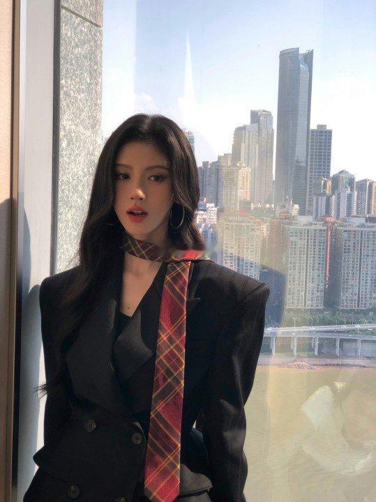 鞠婧祎大圈耳环才发现鞠婧祎的大耳环 哇塞原来戴了大耳环 