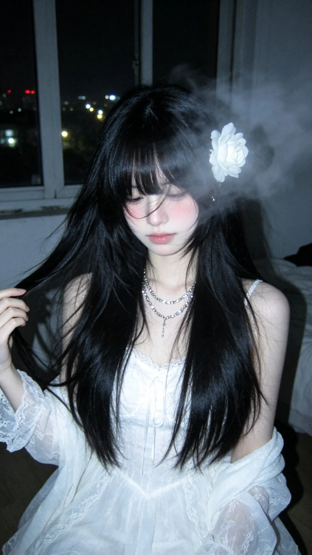 一位长发及腰、超现实主义，真人出镜，模样似洋娃娃般可爱的女生。构图随意...