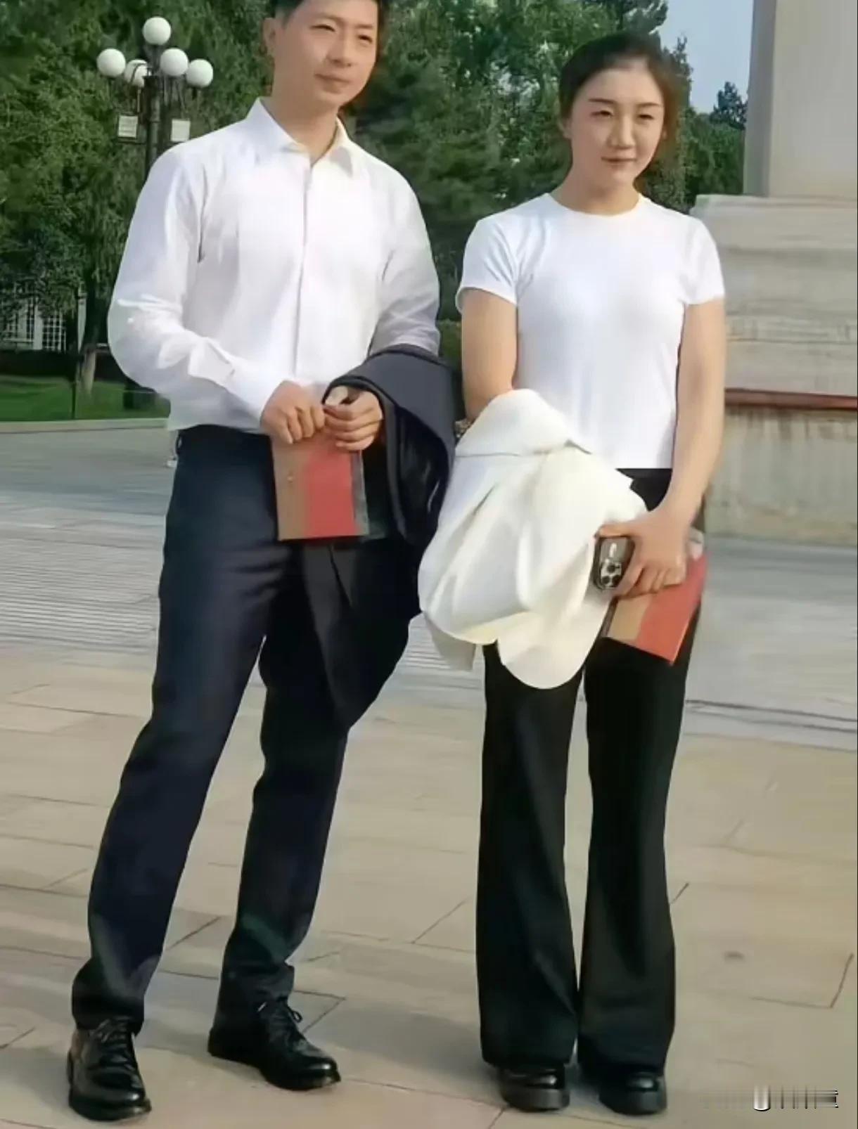 这样的衣服，怎么看得到！
马龙、陈梦受邀观看阅兵，他们二人身穿白色上衣，黑色裤子