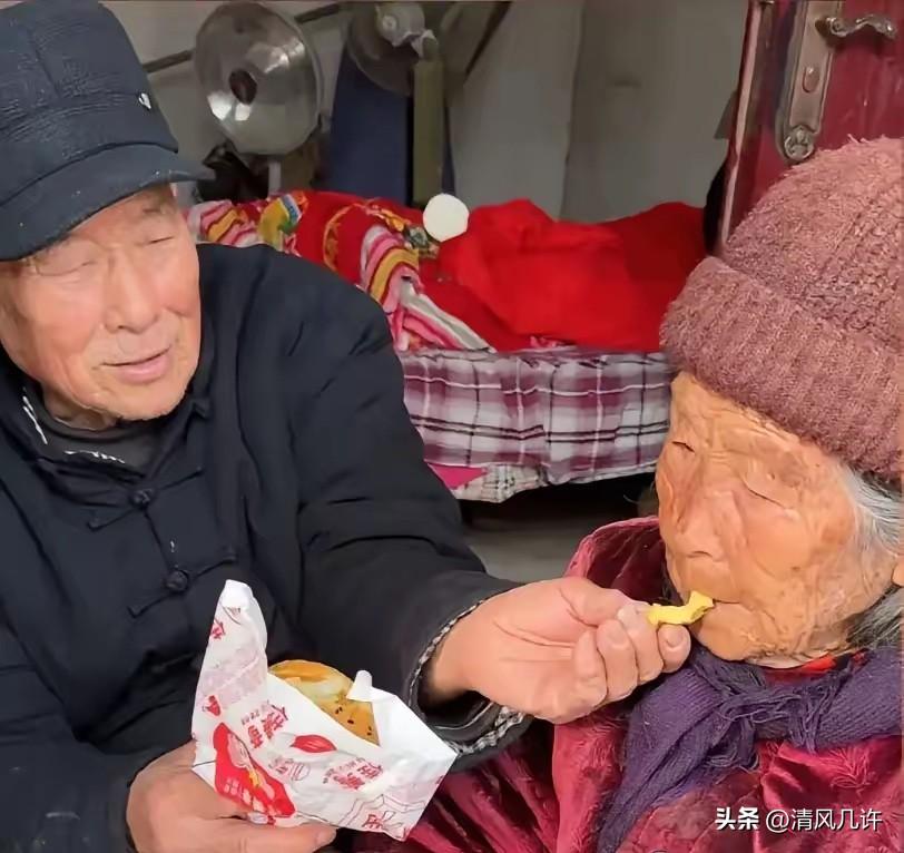 “看哭了！”河南，92岁老人吃完家人给买的汉堡后，竟给家人钱要再买一份，家人以为