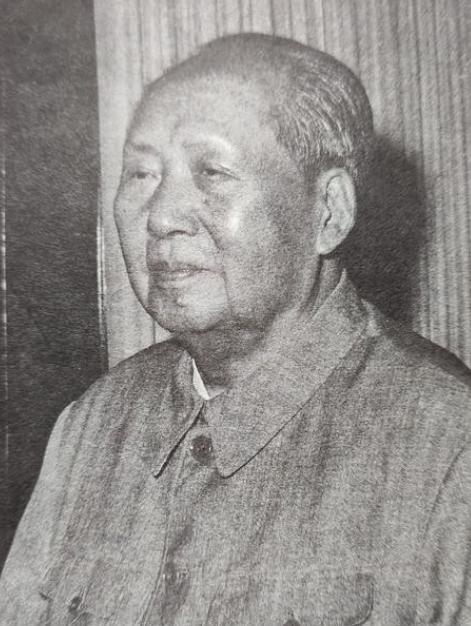 毛主席去世后，出现了两种非常不好的情况。一种是西方舆论出现了两个非常极端的论调。