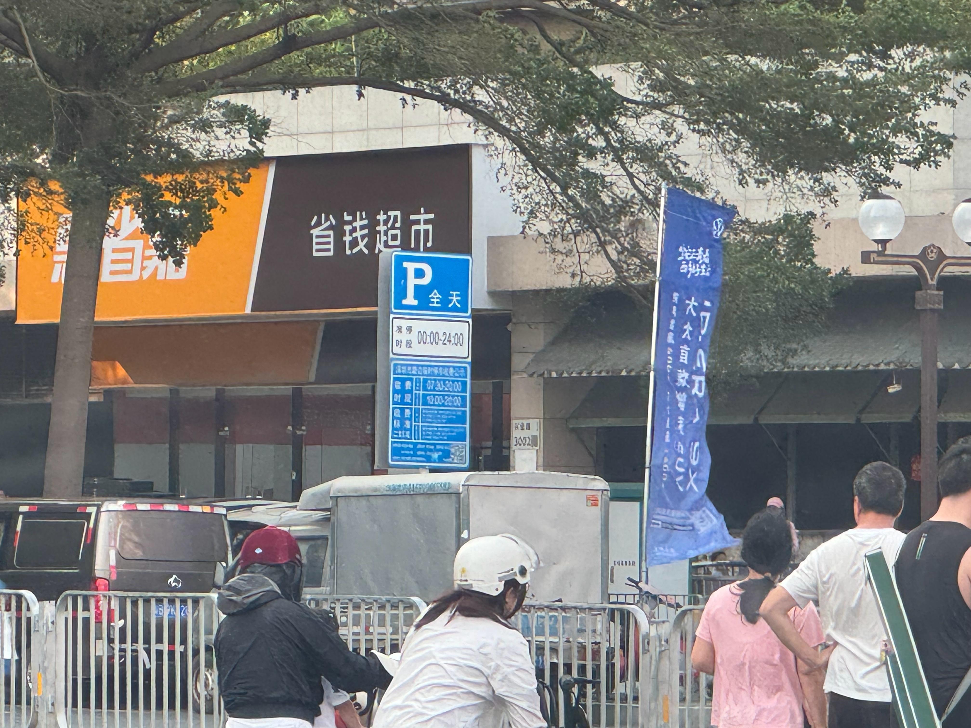 很少看到大众这么大范围的宣传自己的电车。连着好几公里都能看到大众 ID.9X 的