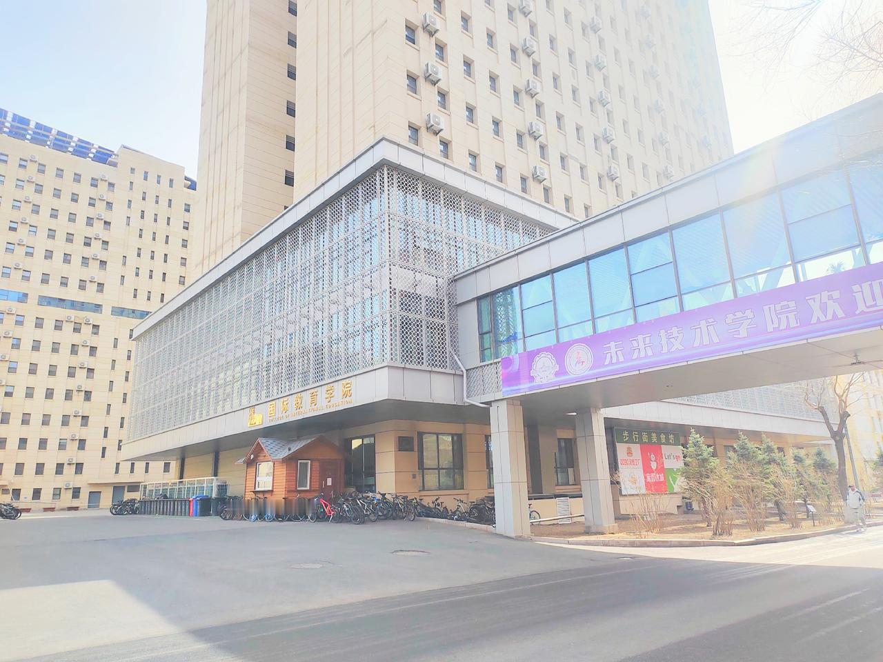 今天去博物馆附近的国展逛了一圈，感触颇多。和前几年相比，这里的变化着实不小！
晒