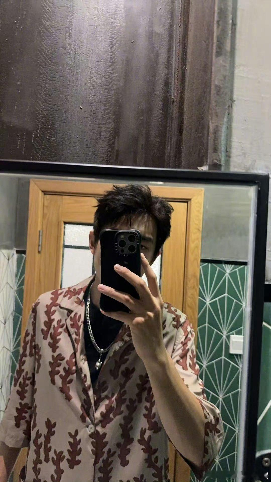 林更新霸总为你做超赞的台北乱炖林更新晒对镜自拍 林更新的对镜自拍和台北乱炖，我悟