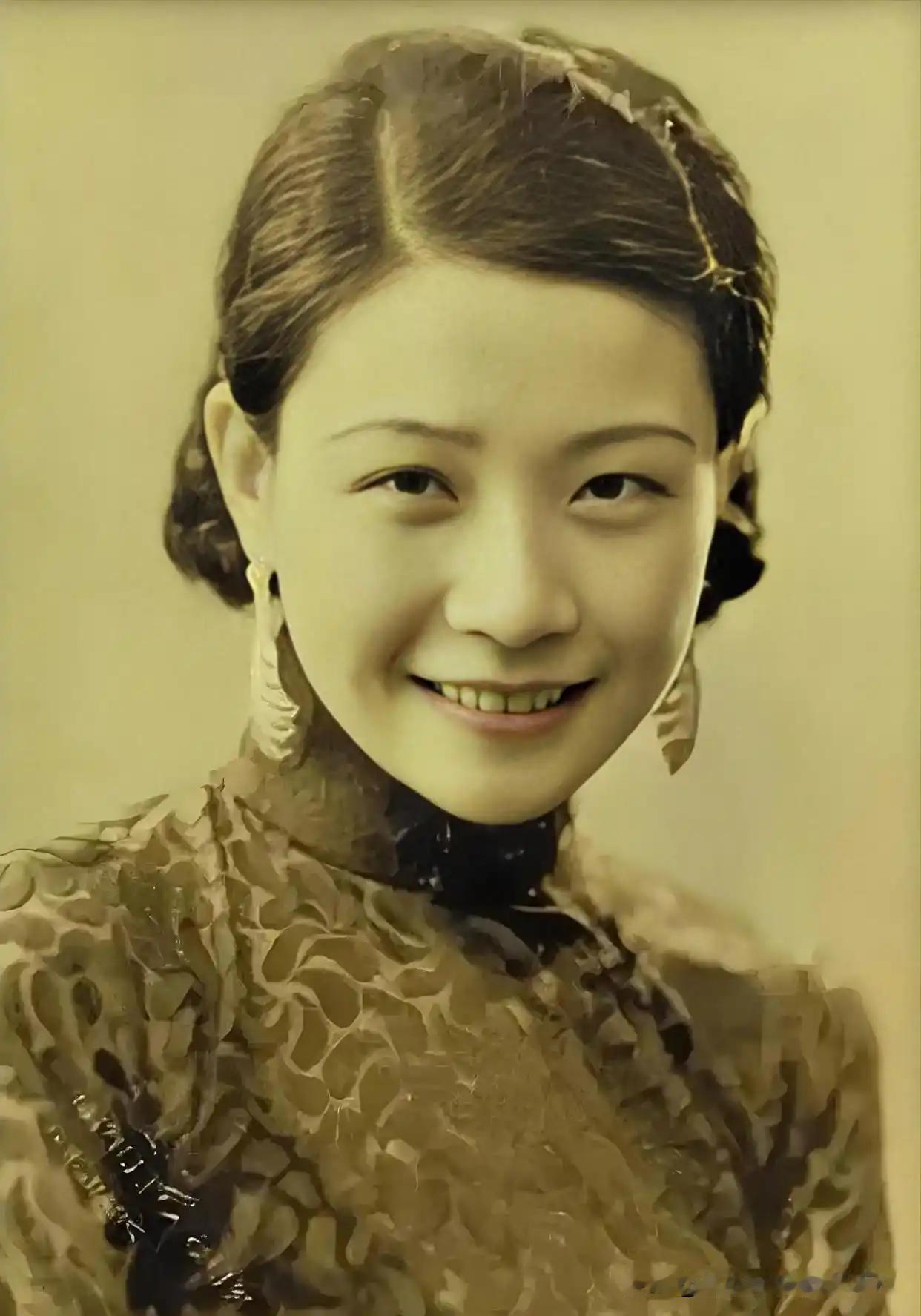 阮玲玉日子过得是有多憋屈，可能超出我们常人的想象。
表面上，唐季珊送她房子、送她