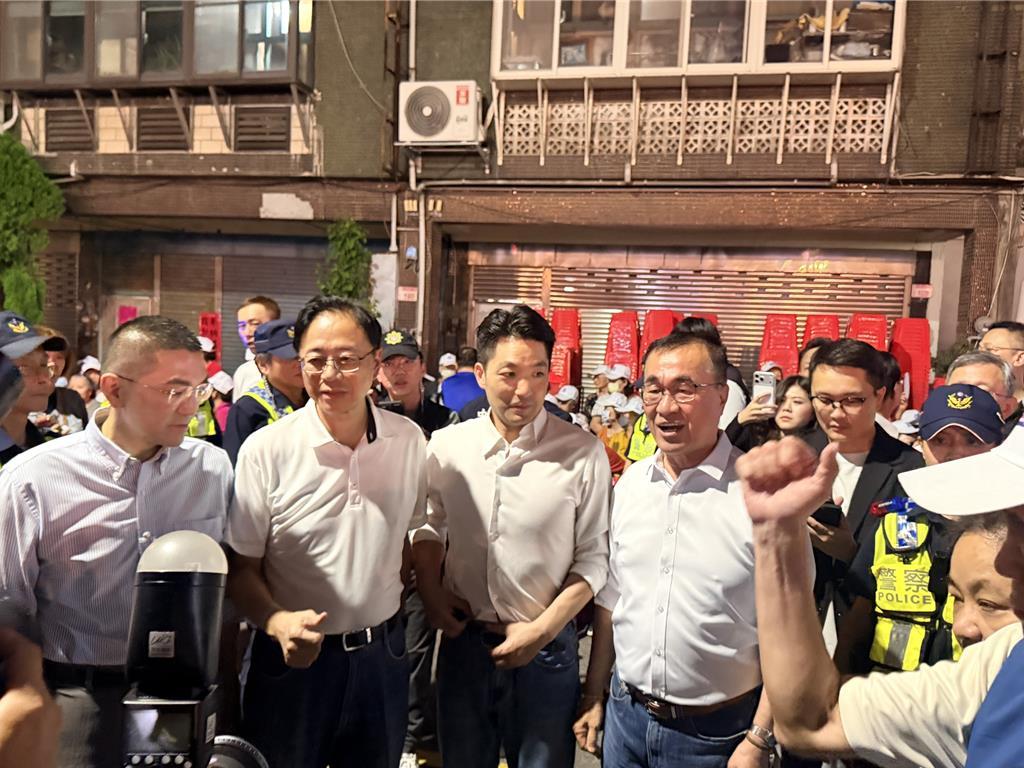 选战高潮！蓝营基北北桃4大巨头合体挺张善政  3万人涌入高喊“全台大团结”
力拚