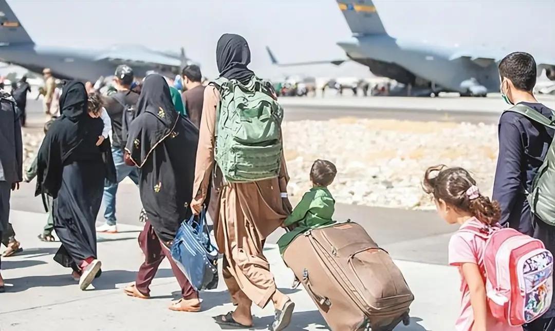 美国对伊朗出手准备。美国国务院下令，驻以色列大使馆非紧急政府雇员及其家属撤离中东