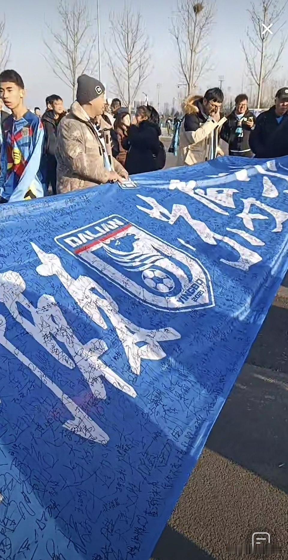 中超第三轮比赛日，大连英博迎来首个主场，前有客场两连败的阵痛，部分球票一度滞销，