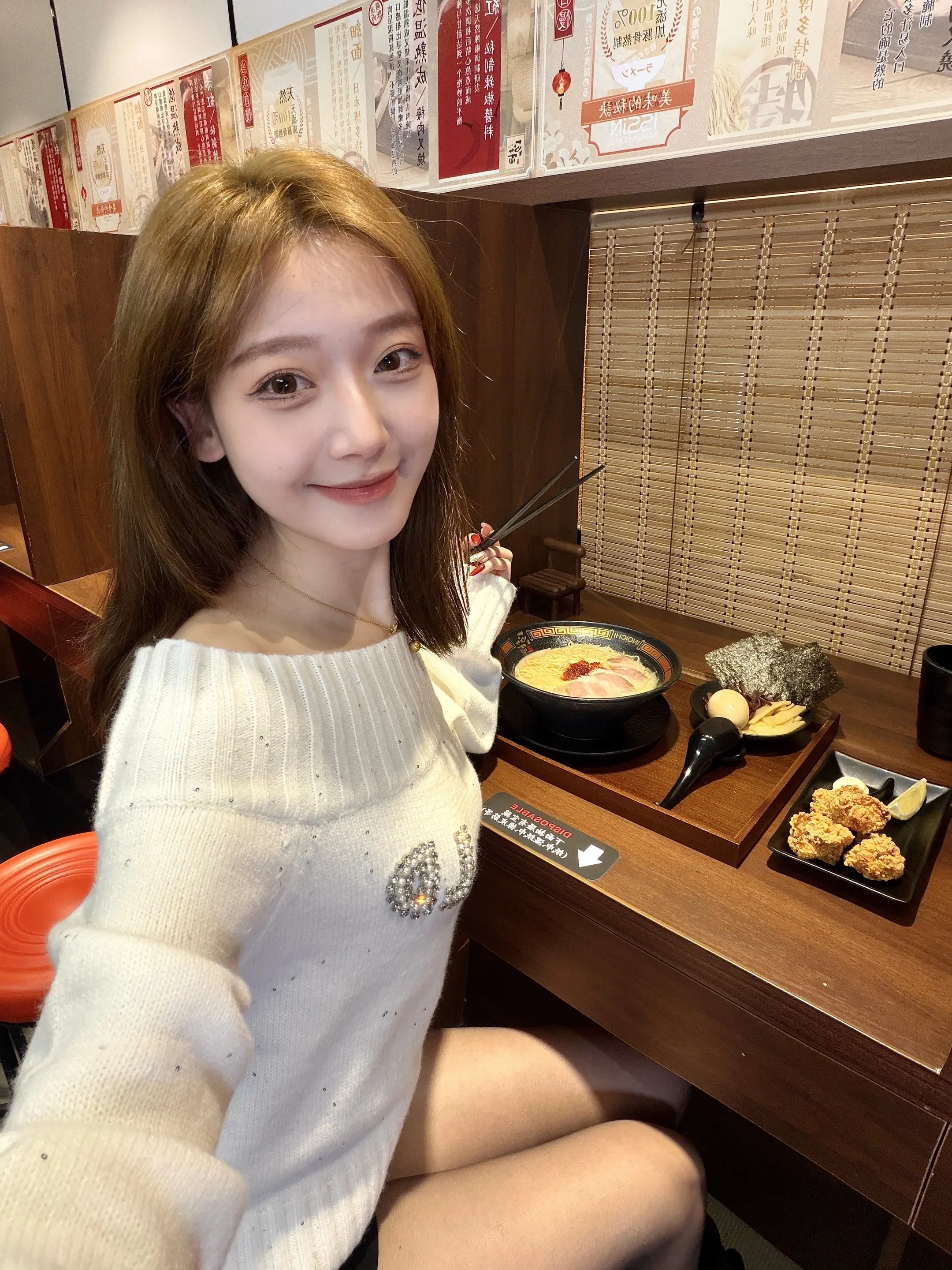 不回家过年的时髦小姨。有什么烦恼是一碗拉面解决不了的 一碗不行 那就两碗😋