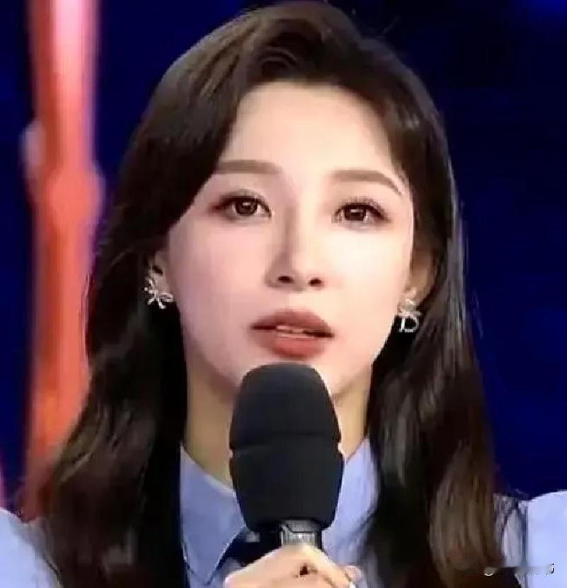 2011年，央视主持马凡舒走秀时泳裤意外滑落，她淡定表示：“谁爱看谁看，只是个事