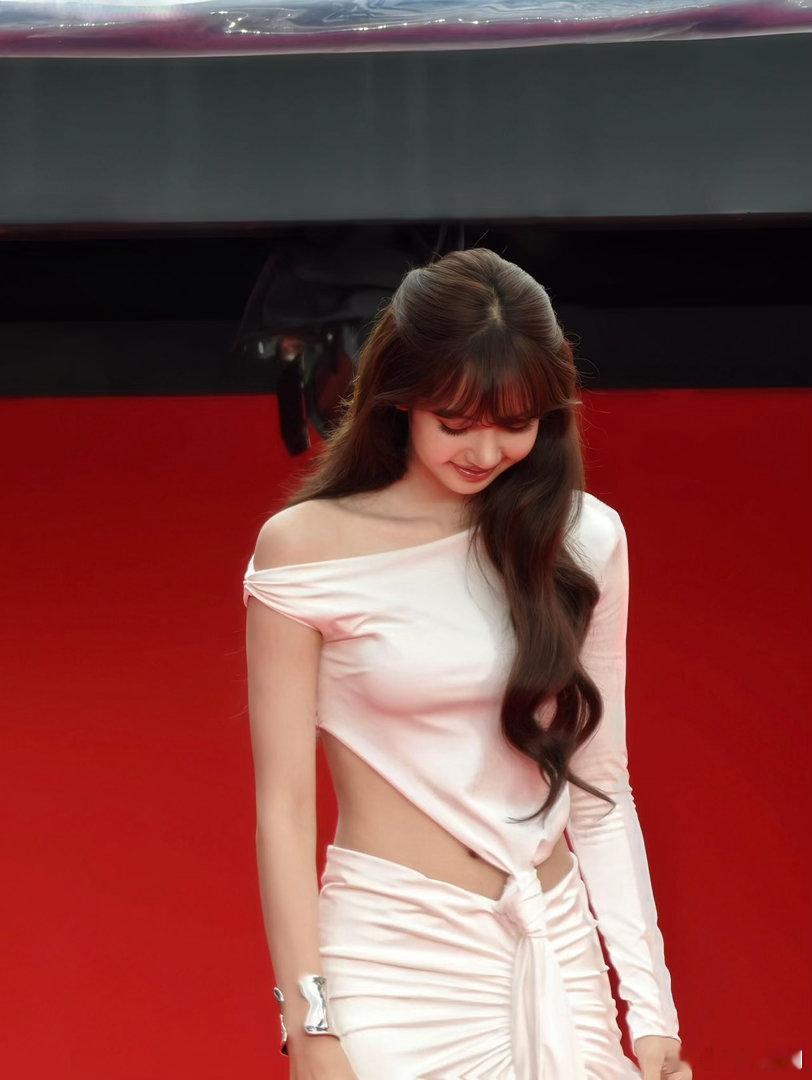 Lisa折角腰 紧身礼服毫无容错空间，Lisa驾驭起来轻轻松松，利落好看的折角腰