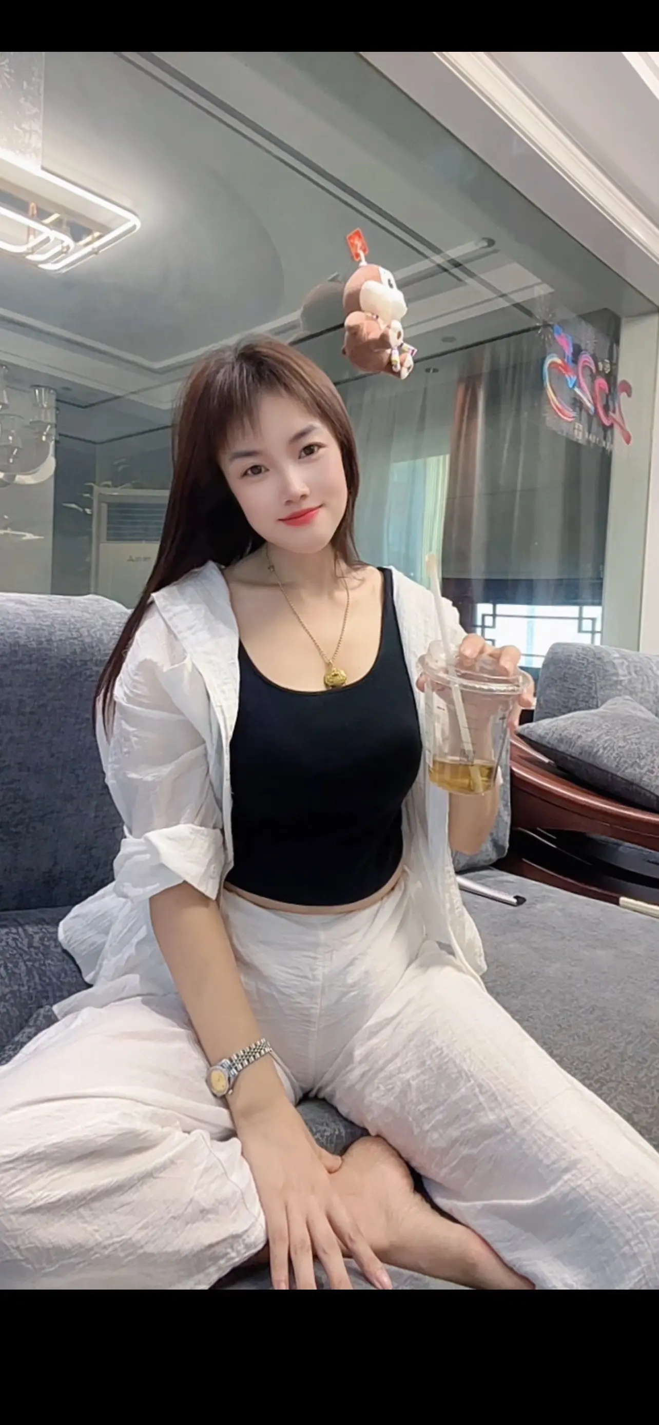 渐渐的不再期待，任何人和任何事，怎样都行，我的心越来越平静，不动声色的...