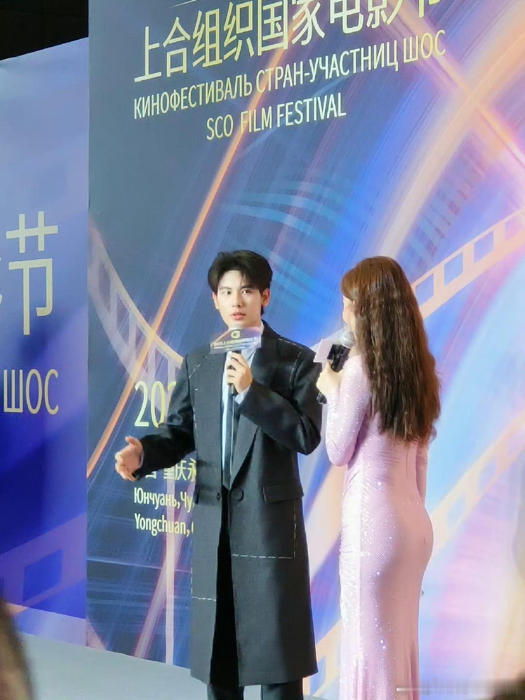 胡先煦说我还没流浪呢哈哈哈采访现场直接变欢乐场。一边好奇综艺何时上线，一边期待他