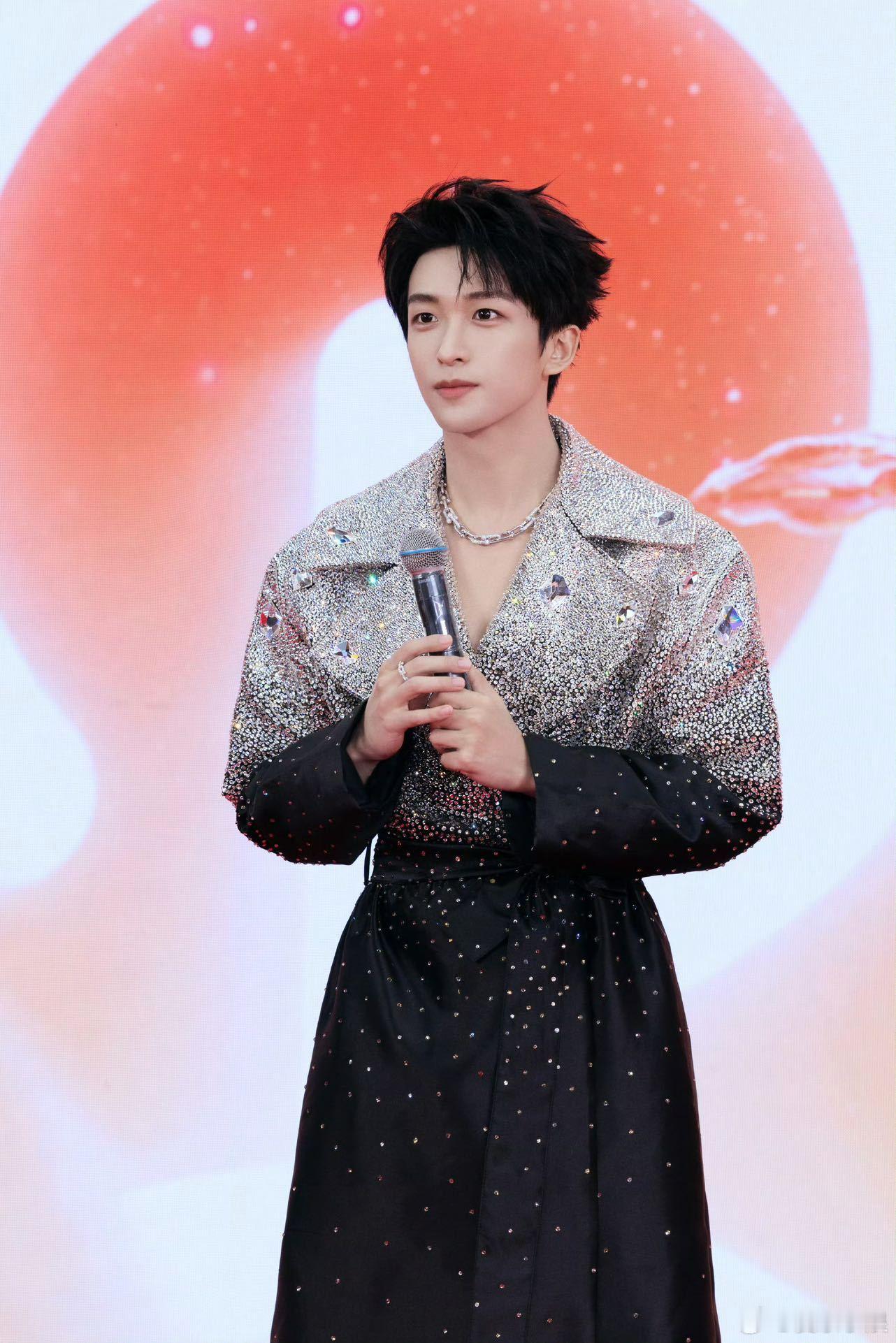 黄子弘凡穿得好闪 亮相东方风云榜红毯，亮钻造型适配灯光，举止舒展大方，坐等舞台上