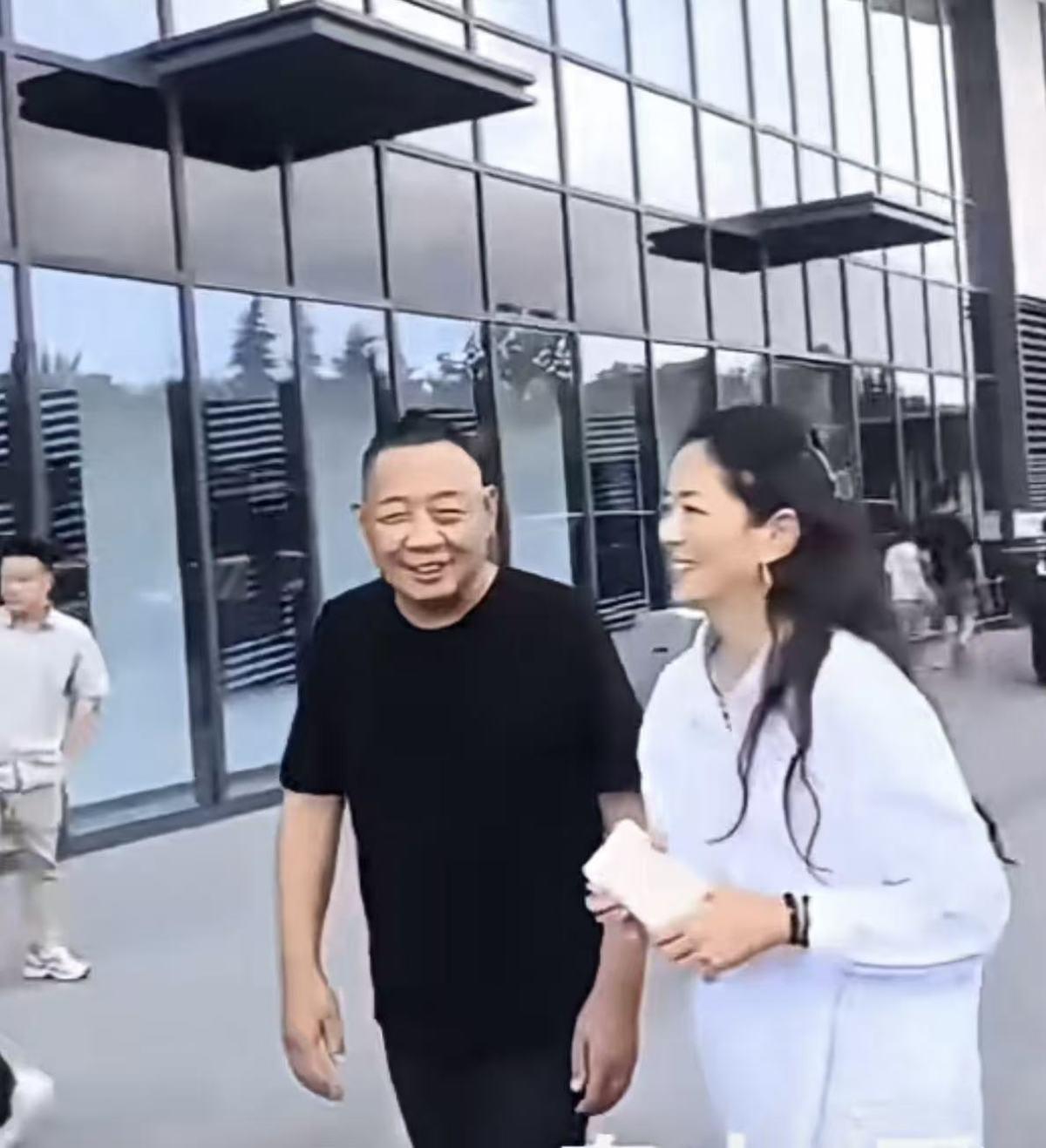 7月31日晚，一段视频突然在网络上引发关注：河南许昌胖东来门口，胖东来创始人于东