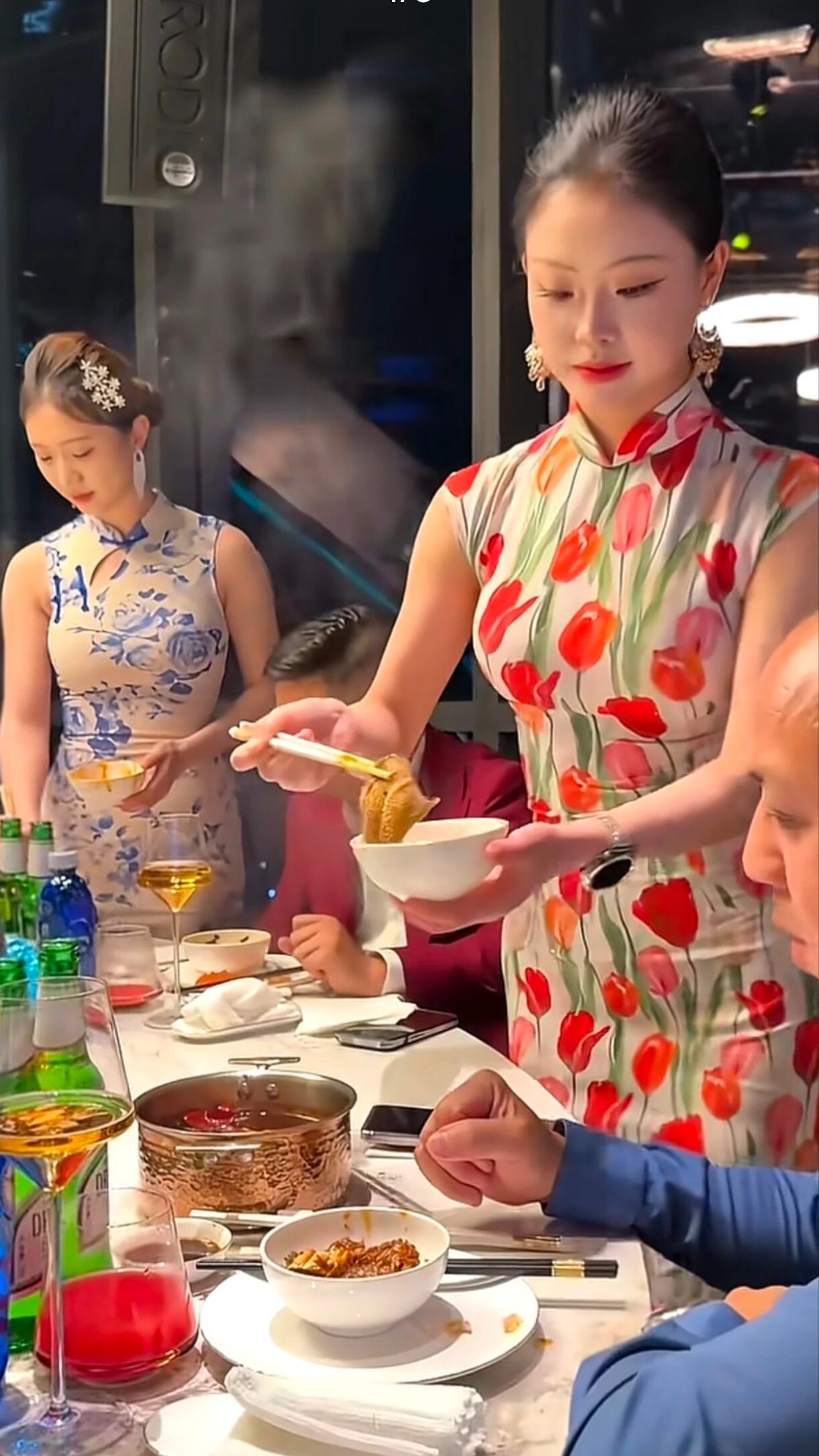 服务员是学表演专业的吧，过于热情的服务员总是不合时宜地打断客人的聊天兴致！人均消