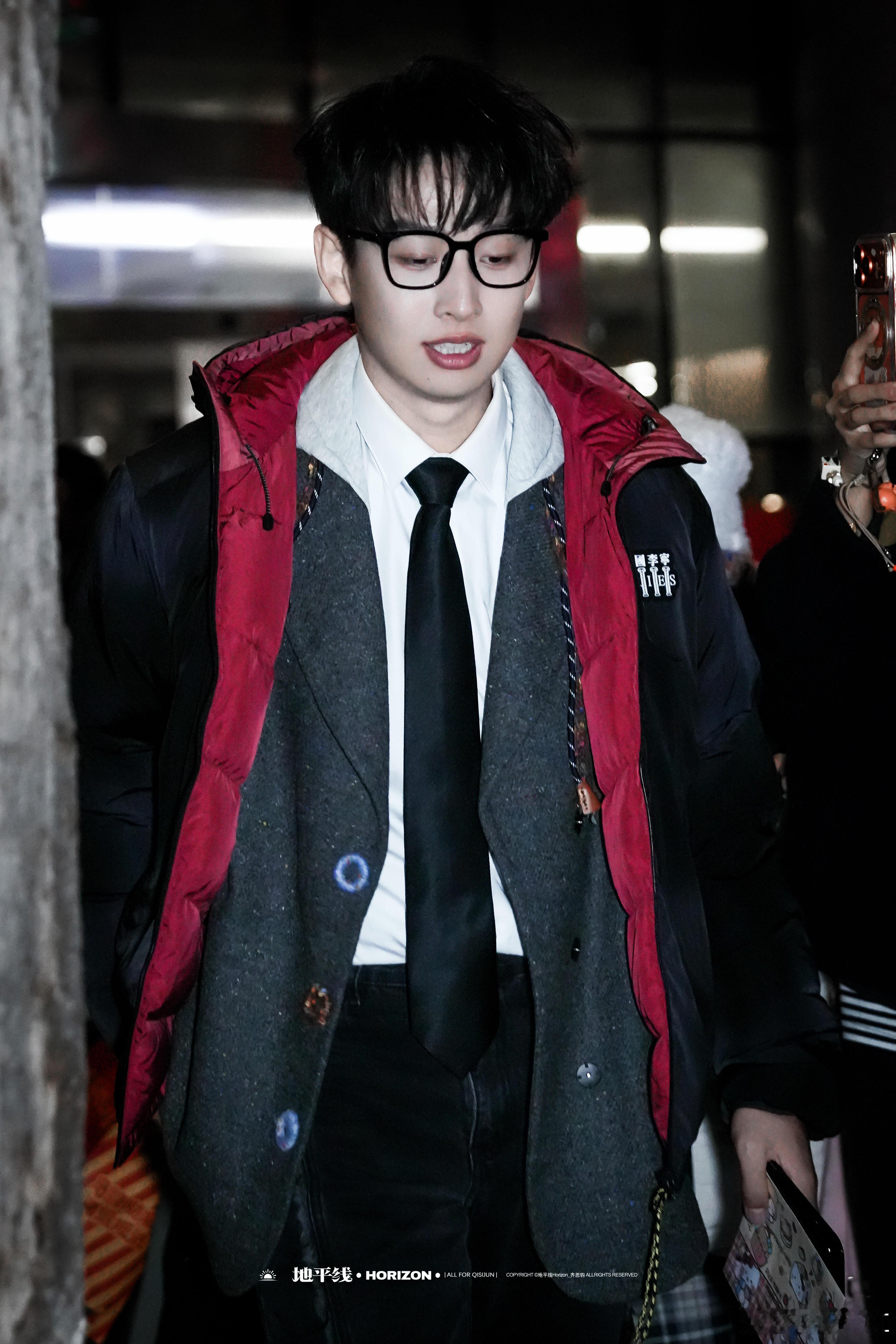 哪个天才给齐思钧想的出场我说齐思钧这个出场设计简直就是天才手笔！抱着花、穿着大衣