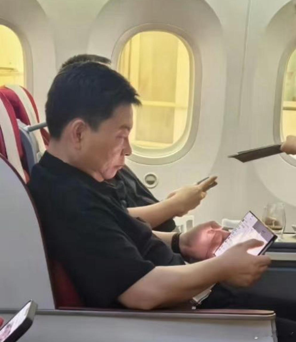 余承东手里面拿着的是什么机器？ ​​​