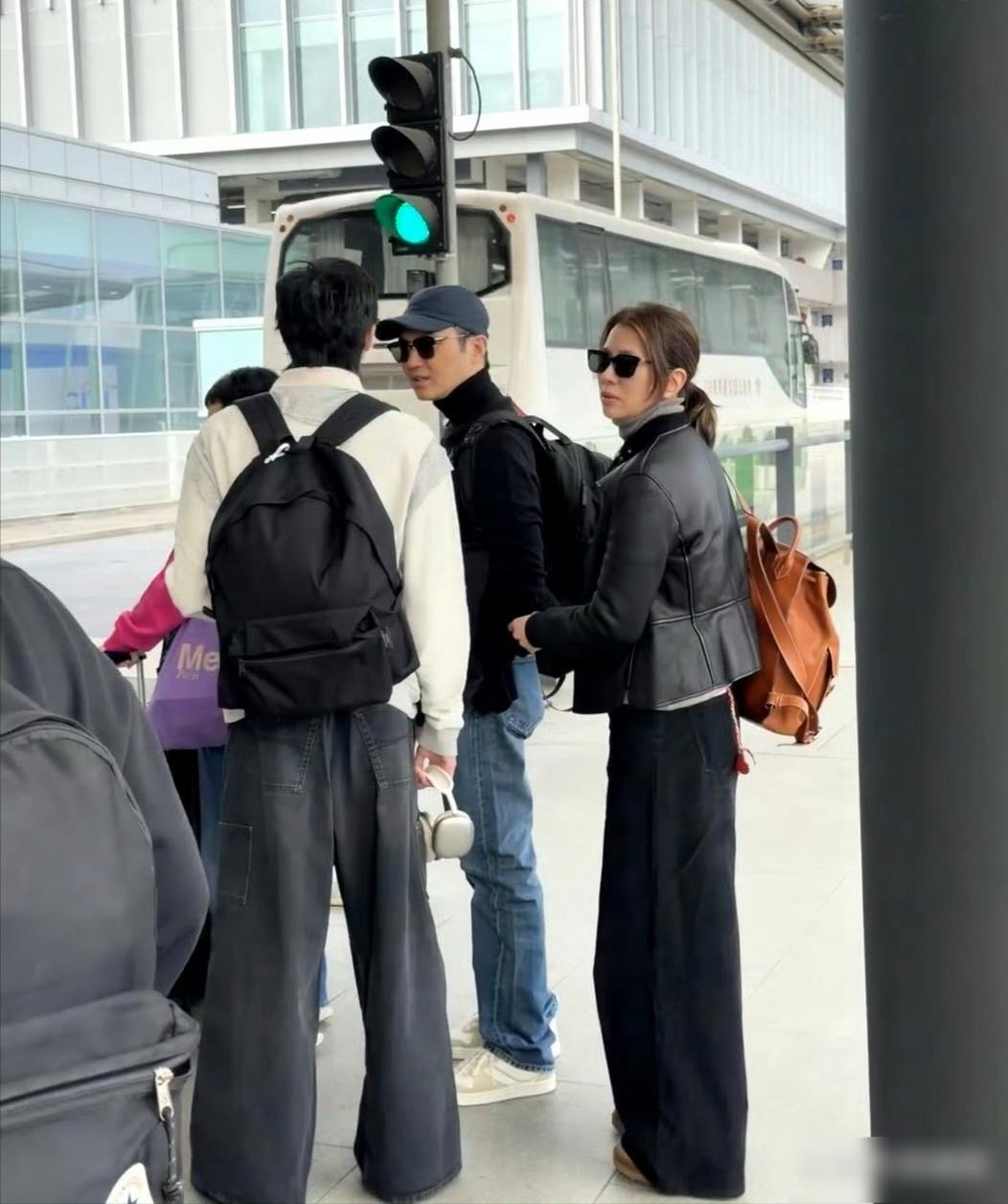 张智霖袁咏仪夫妇和19岁儿子张慕童现身香港机场，一家三口打扮时尚，疑似是出国旅游