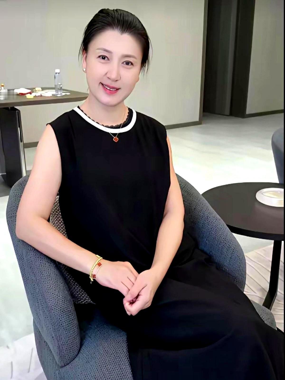 大年初一，被品牌方索赔、账号禁止关注的闫学晶，竟然准时开播了。
 
镜头前，她攥