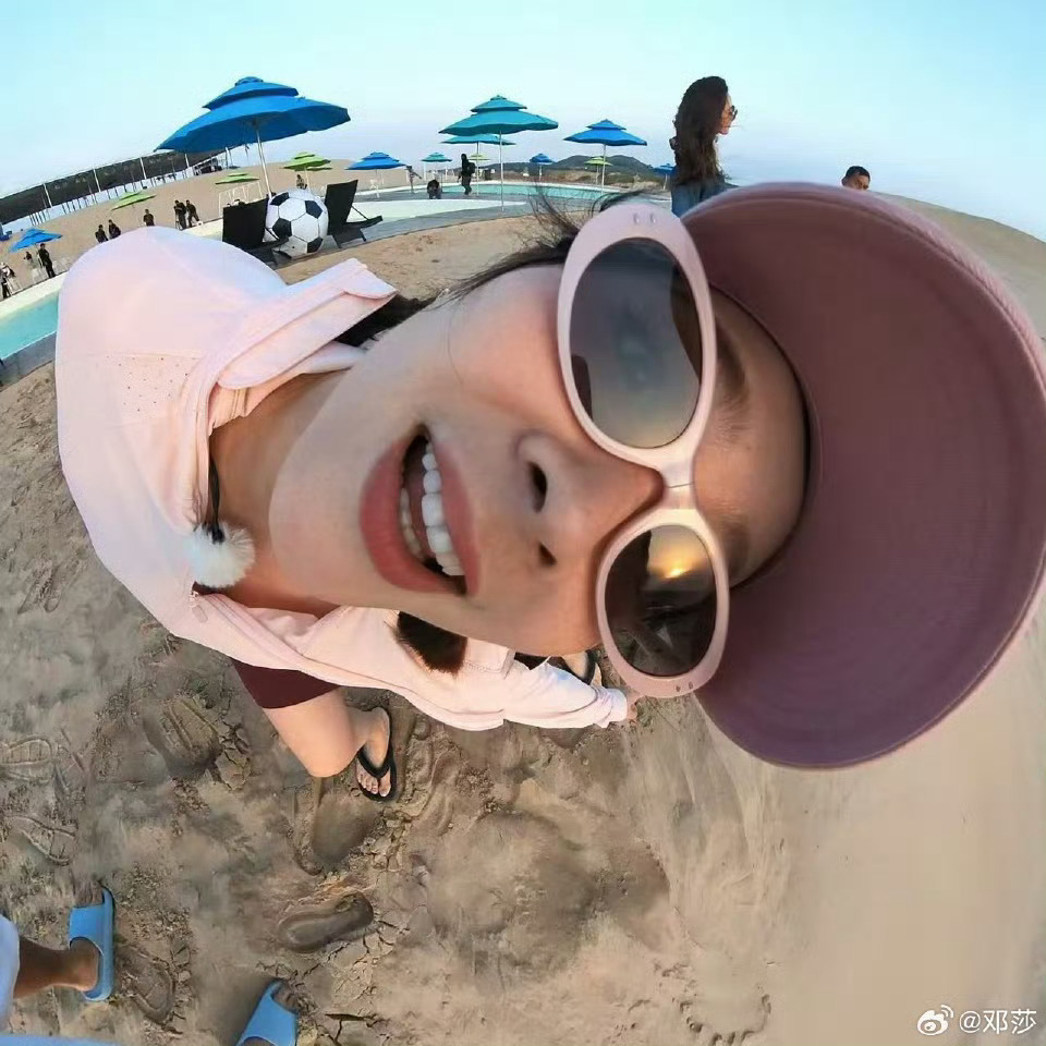 邓莎疑似官宣离婚其实这样也挺好的，有钱有闲的不必死守着一段并不幸福的婚姻。对邓莎