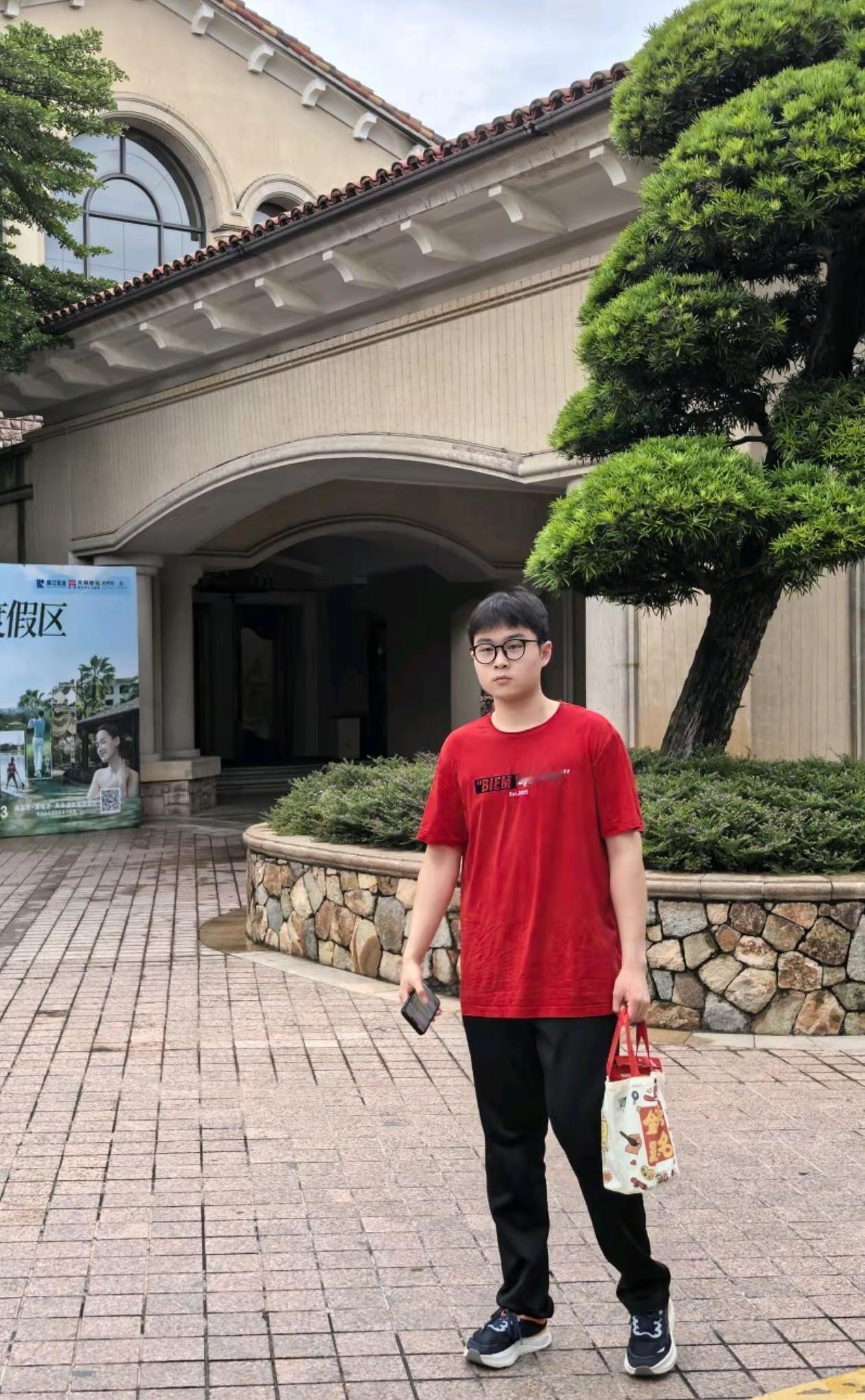 村，看看小孩子用过的玩具滑板车，穿过的衣服鞋子保存在这间房子里
