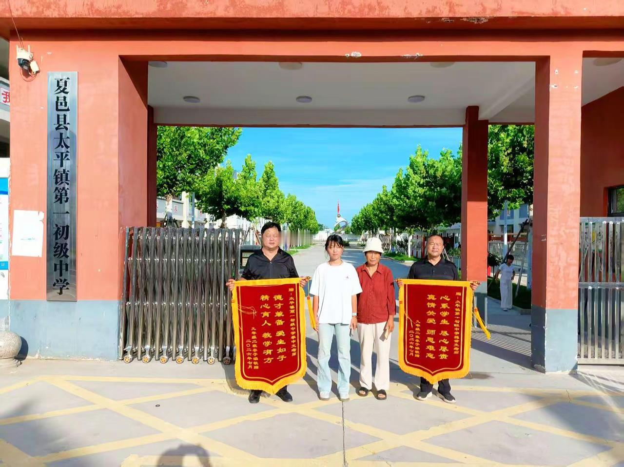 两份锦旗，一份感恩母校，一份致谢师长。一纸锦旗，是学生的赤诚谢意；教育是一场双向