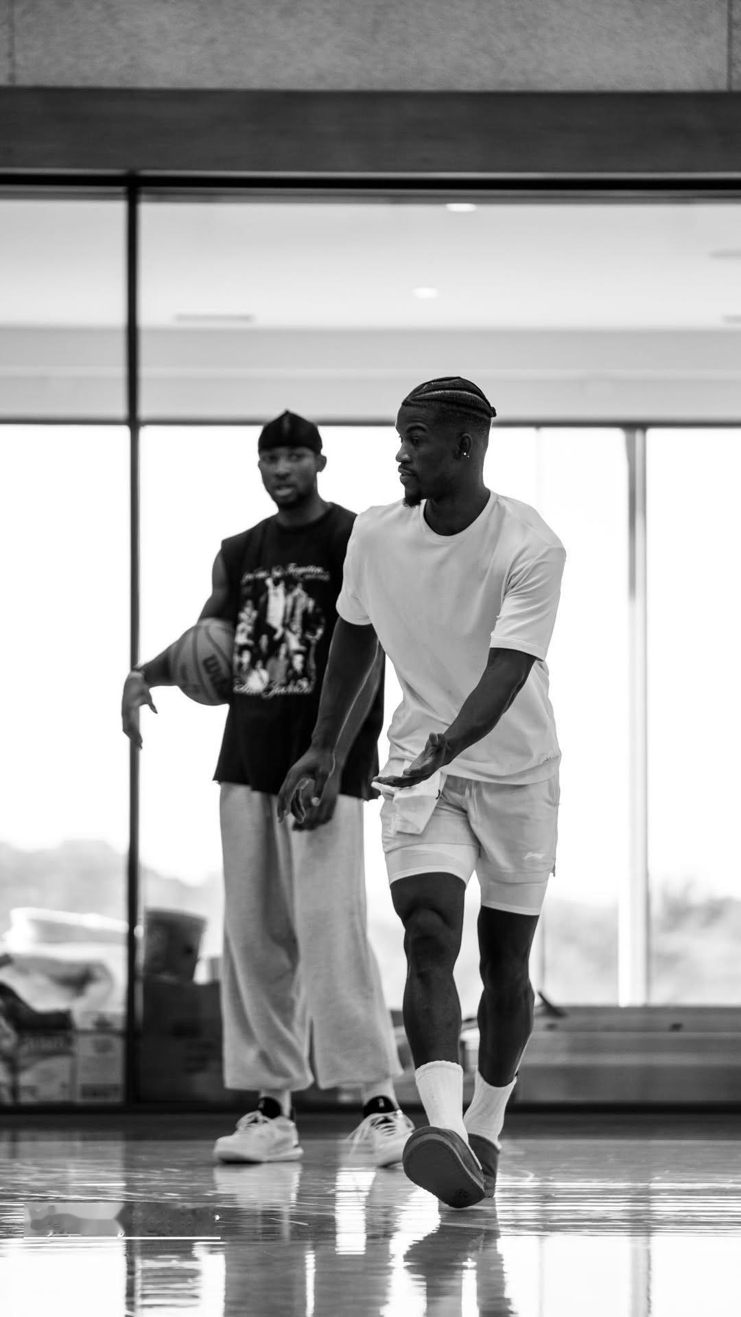 现在只能从其他地方看见大哥的照片更新的太少了，连日常都变少了…值得一提的是，库明