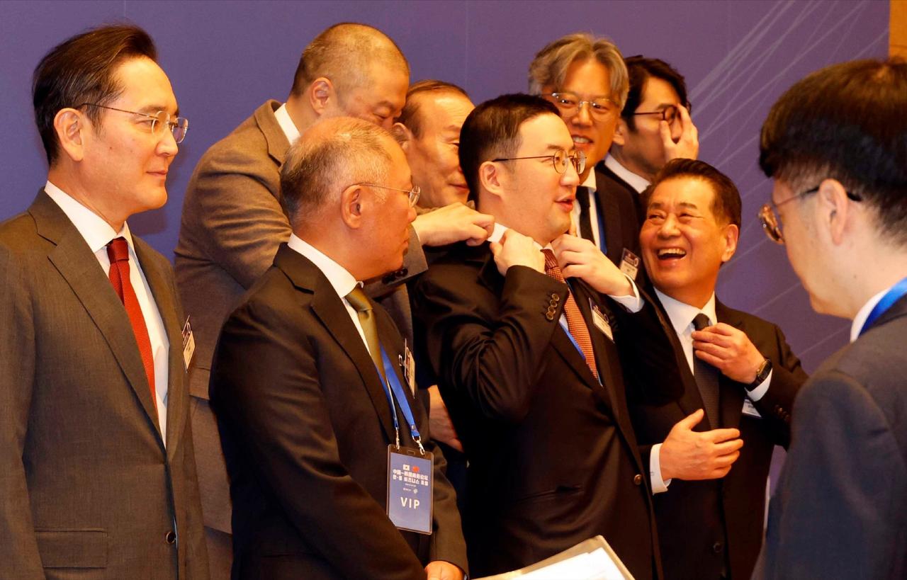 1月5日，在北京钓鱼台举行的韩中商务论坛上，LS控股会长具滋恩为站在前排的LG集