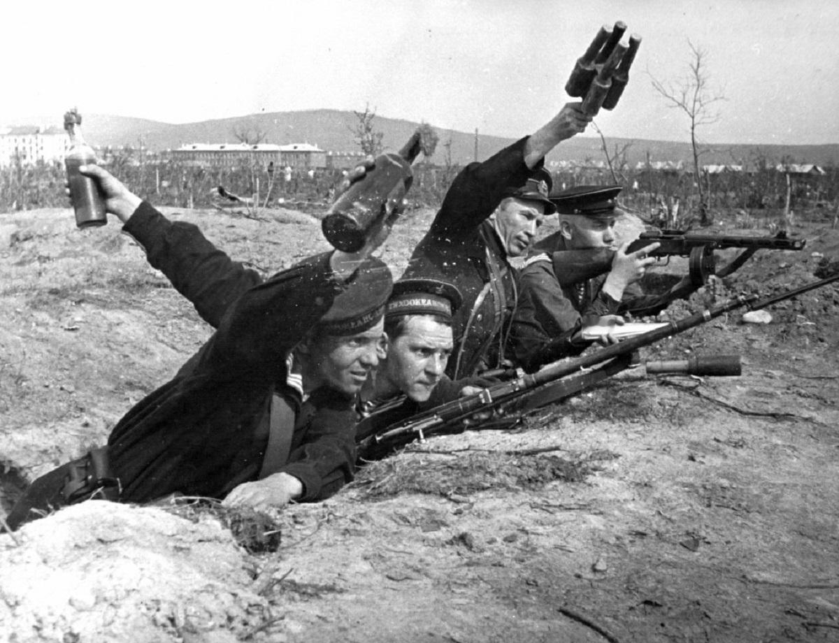 照片虽然是摆拍的，不过确实是真英雄——1942 年，红海军太平洋舰队的水兵们在奔