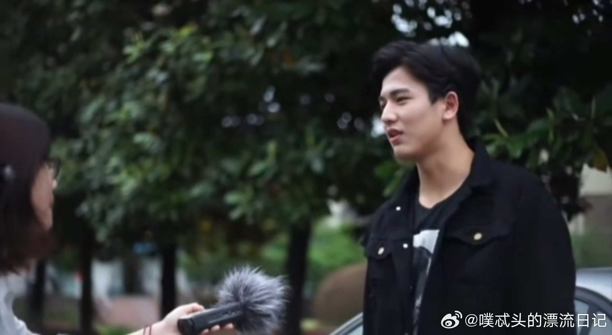 谁敢相信这是九年前的张凌赫 谁懂啊！九年前的张凌赫稚嫩又软萌，肉嘟嘟小脸超讨喜，