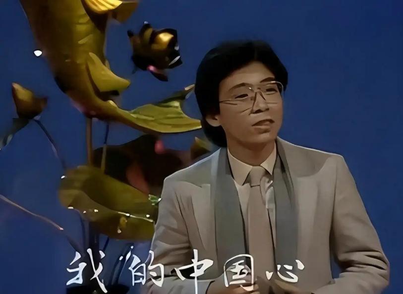 1982年，张明敏演唱完《我的中国心》后，被香港乐坛封杀，正当他失望准备回电子厂