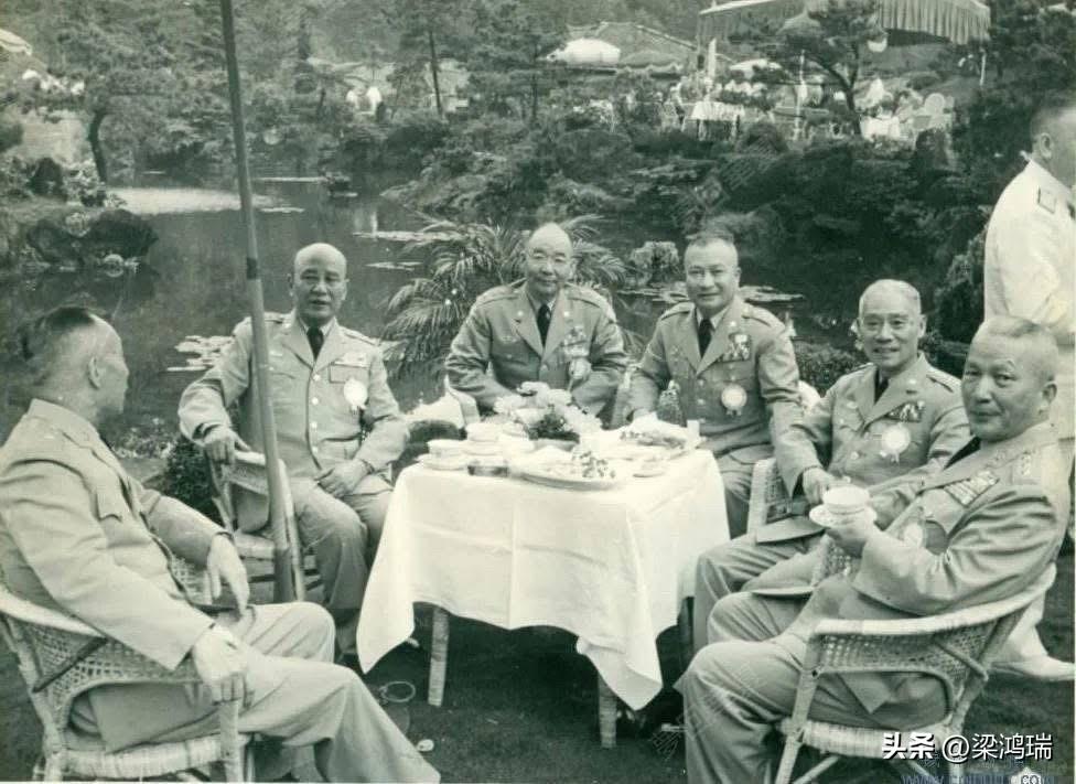 这张照片拍摄于 1962年，记录了多位退守台湾后的国军高级将领聚会的场景。 
